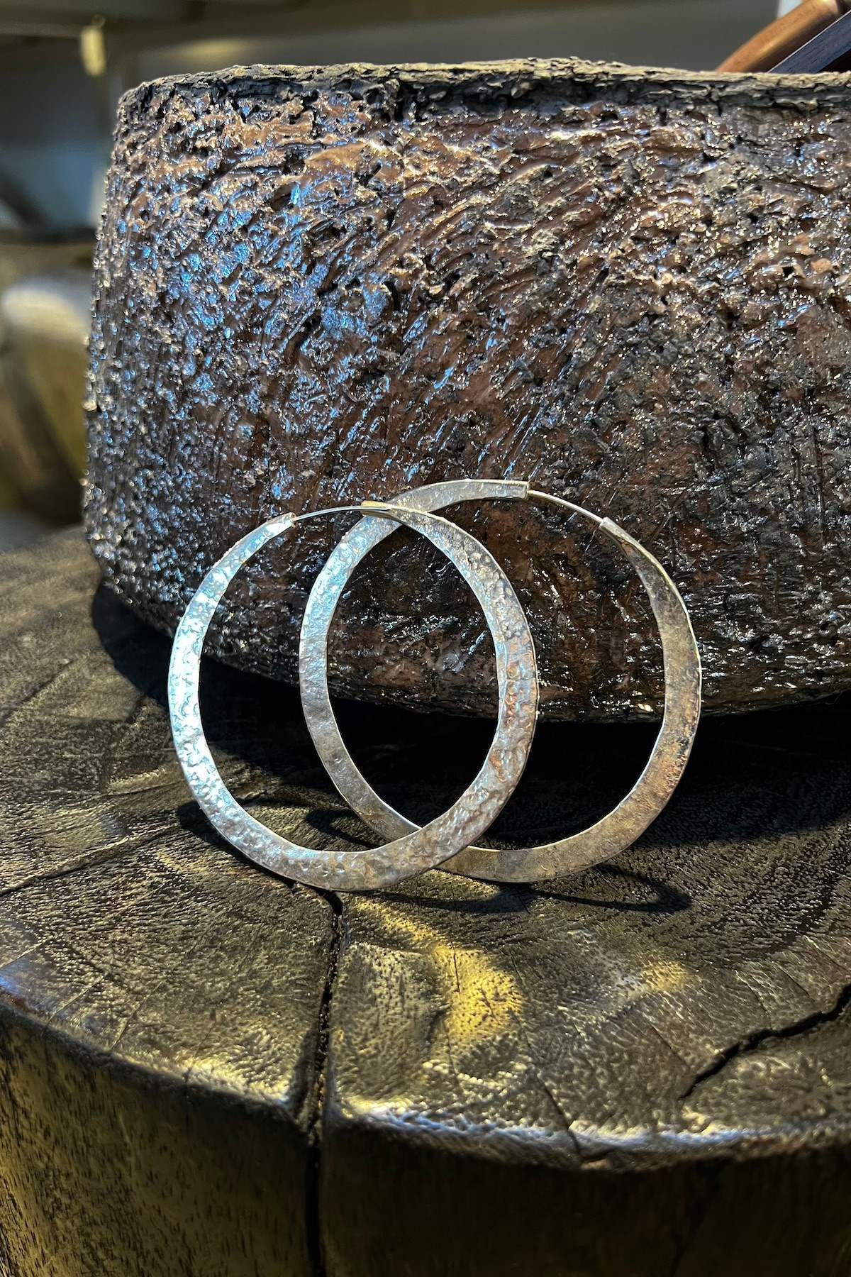 Nafsu - Silver hammered hoops S I Silver 6 - Rabens Saloner