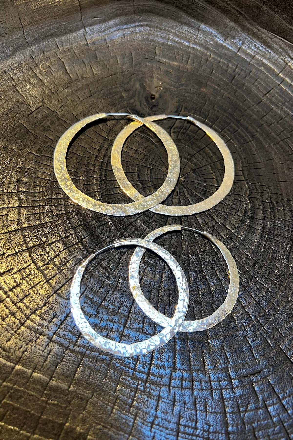 Nafsu - Silver hammered hoop L I Silver 4 - Rabens Saloner