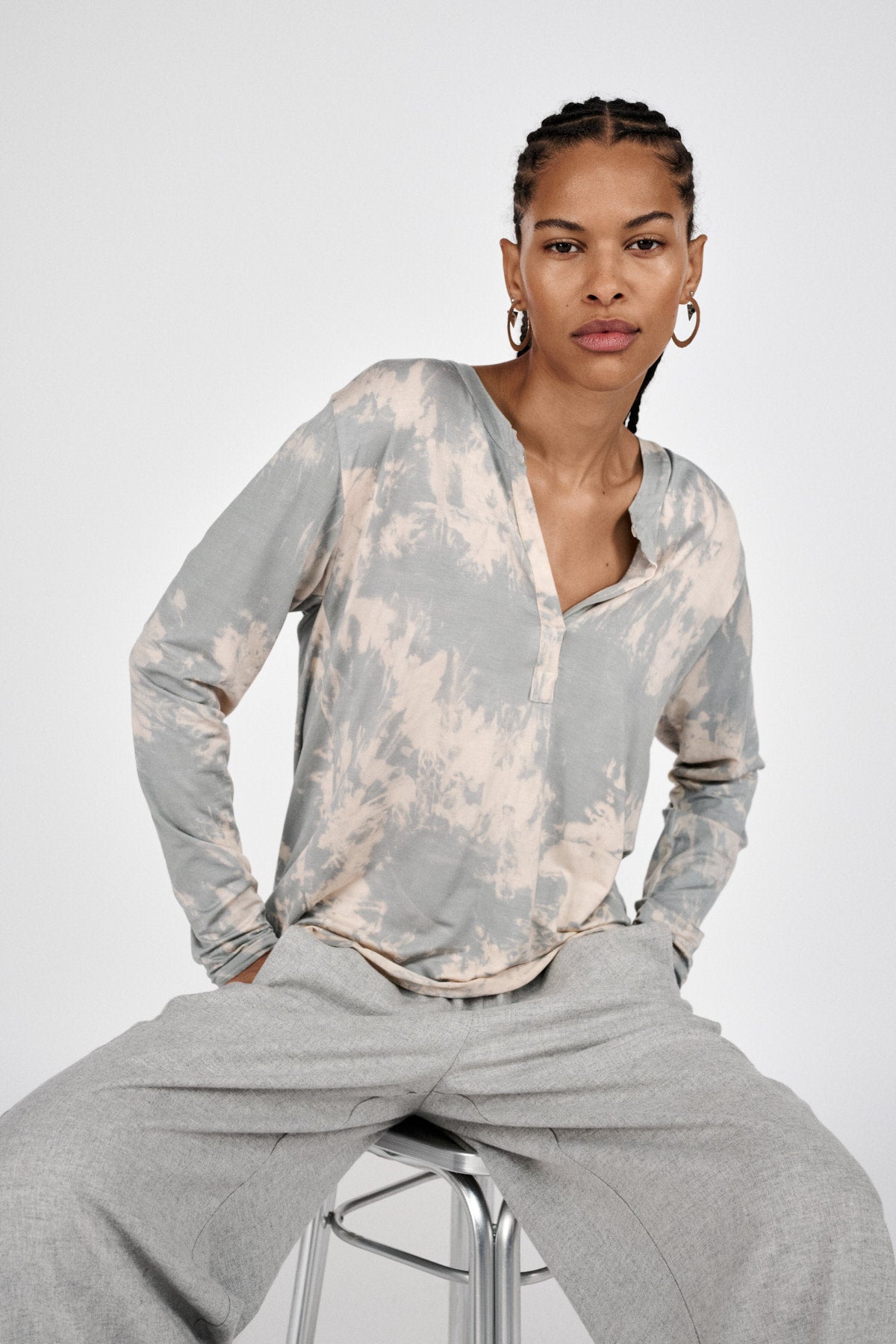 Matie - Misty placket long sleeve top I Aluminium combo 1 - Rabens Saloner