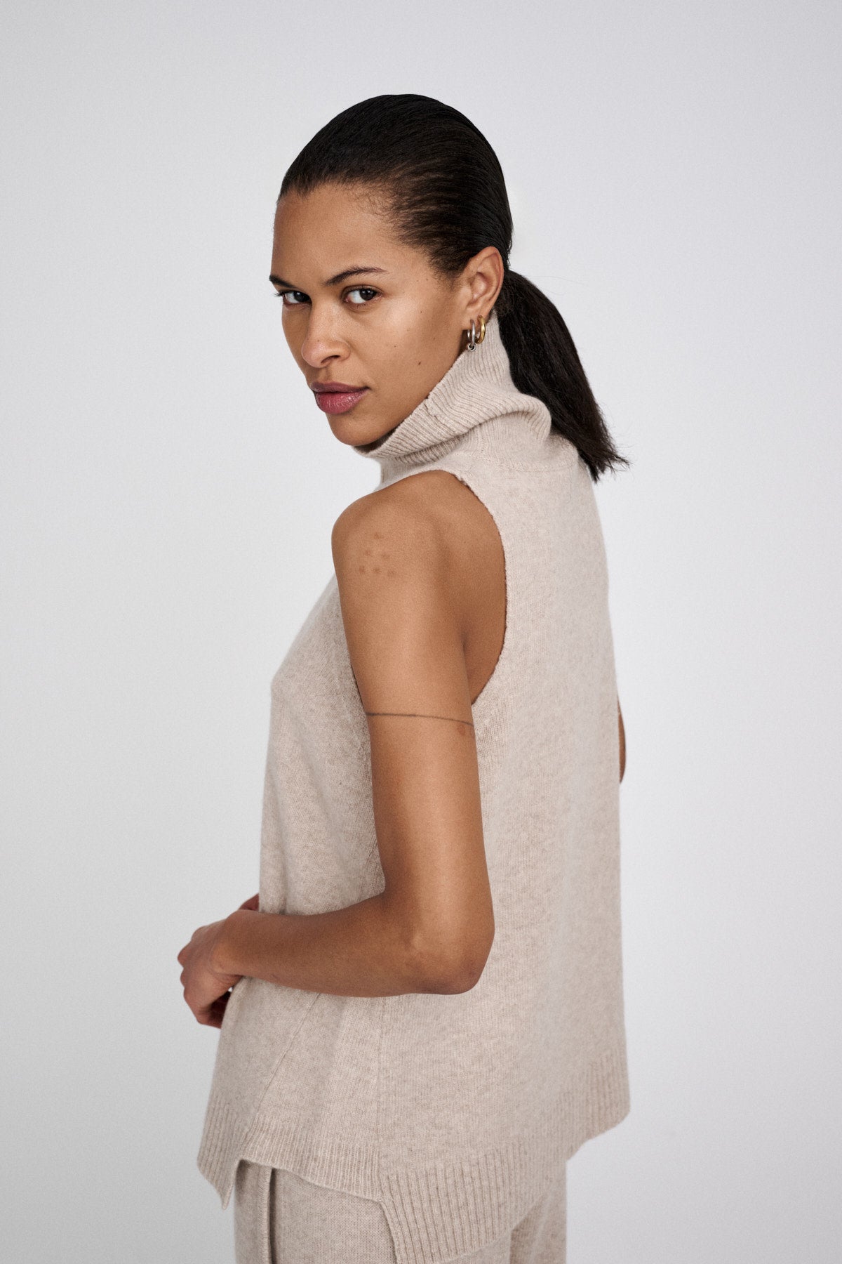 Diara - Pure wool funnel halter top I Oatmeal 1 - Rabens Saloner