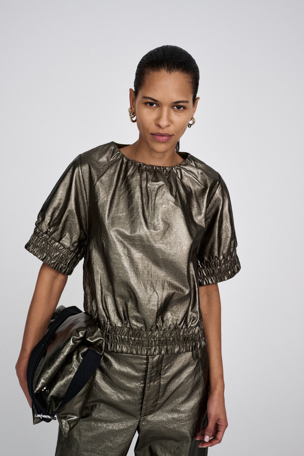 Pallavi - Foiled ripstop clutch I Metallic olive 5 - Rabens Saloner