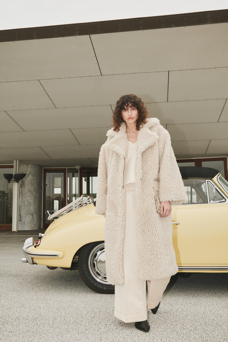 Beryl - Curly fur coat    1 - Rabens Saloner