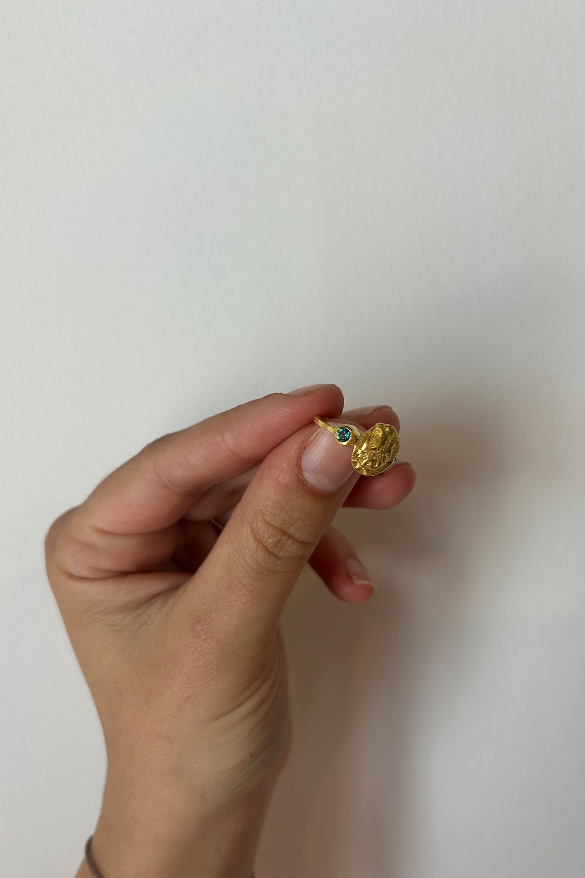 Coin Ring - Nafsu I Gold w/ Green Stone Gold w/ Green Stone 46 1 - Rabens Saloner