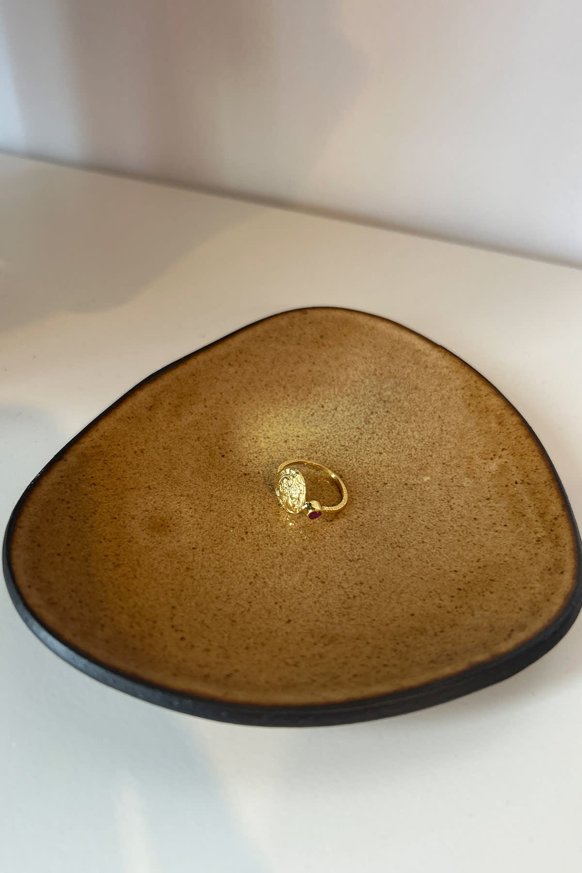 Coin Ring - Nafsu I Gold w/ Green Stone 2 - Rabens Saloner