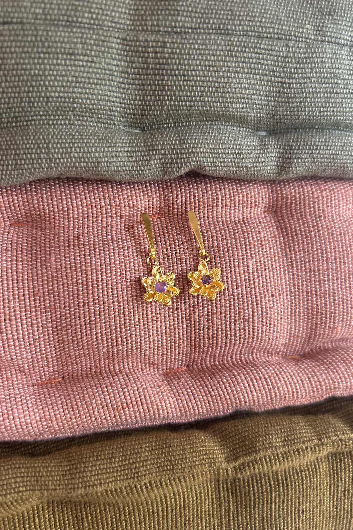 Stem Flower Stud - Nafsu I Gold w/ purple stone 3 - Rabens Saloner