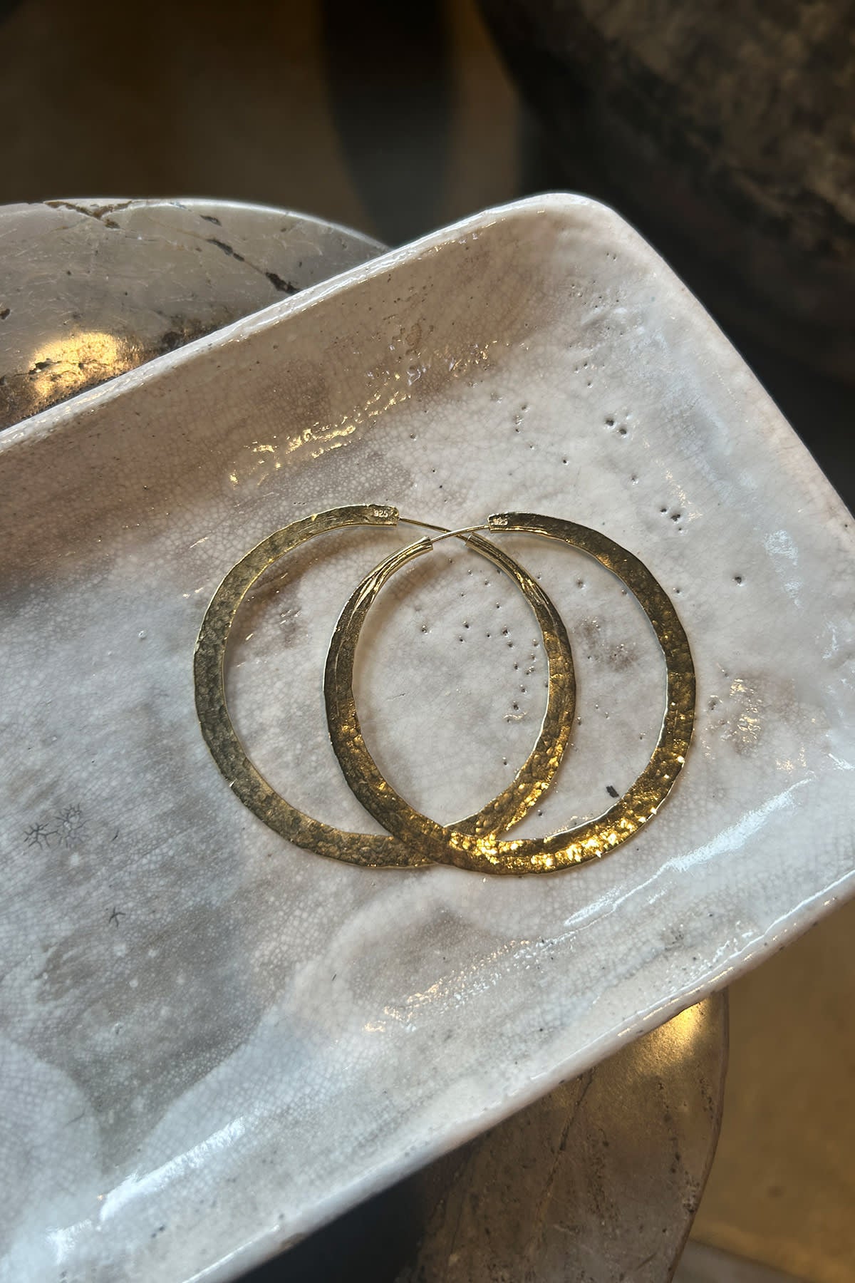 Gold Plated Hammered Hoop M - Nafsu I Gold 3 - Rabens Saloner