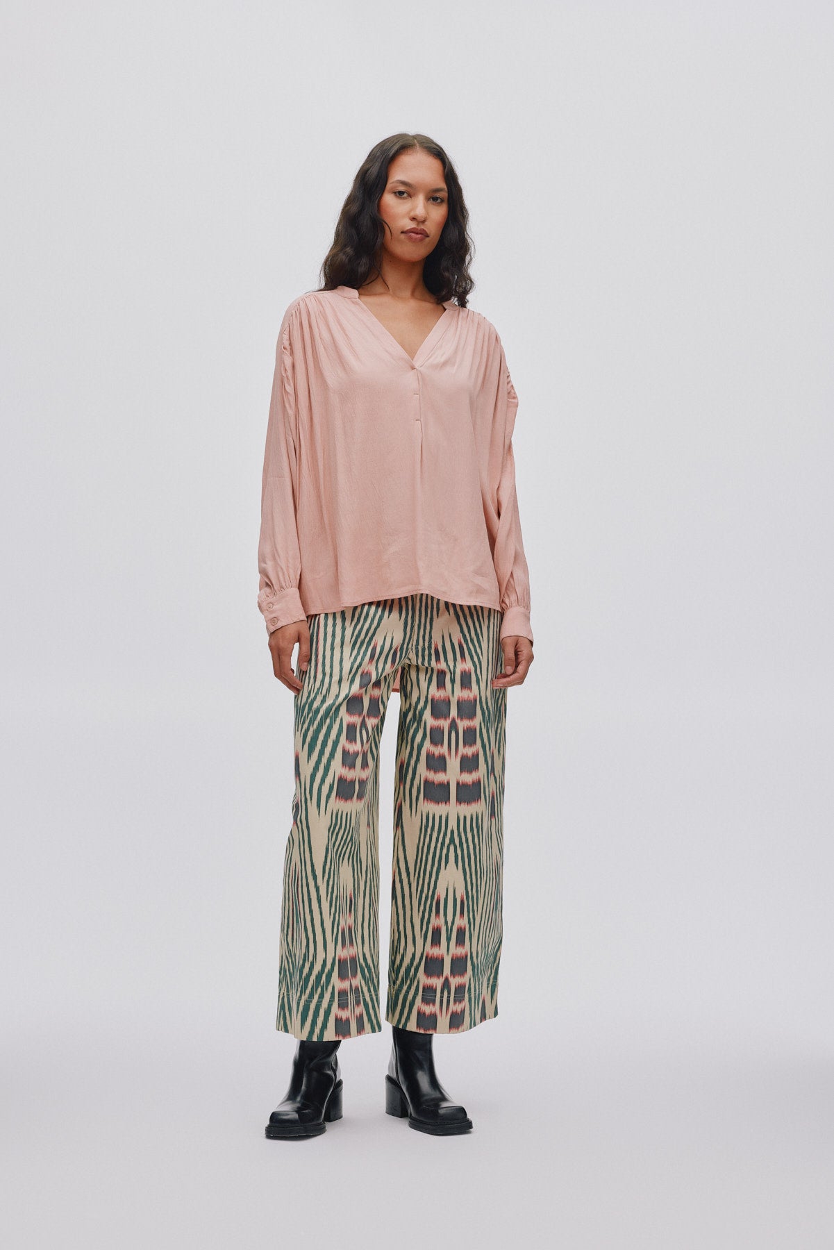 Amari - Ikat combat crop pants I Forest pink sand 5 - Rabens Saloner