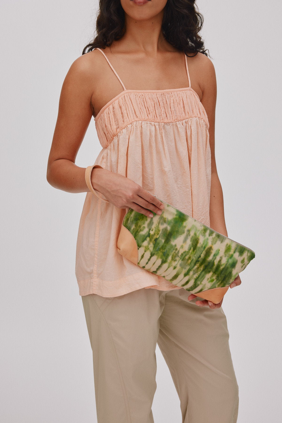 Cecia - Fossil clutch leather details I Army combo 2 - Rabens Saloner