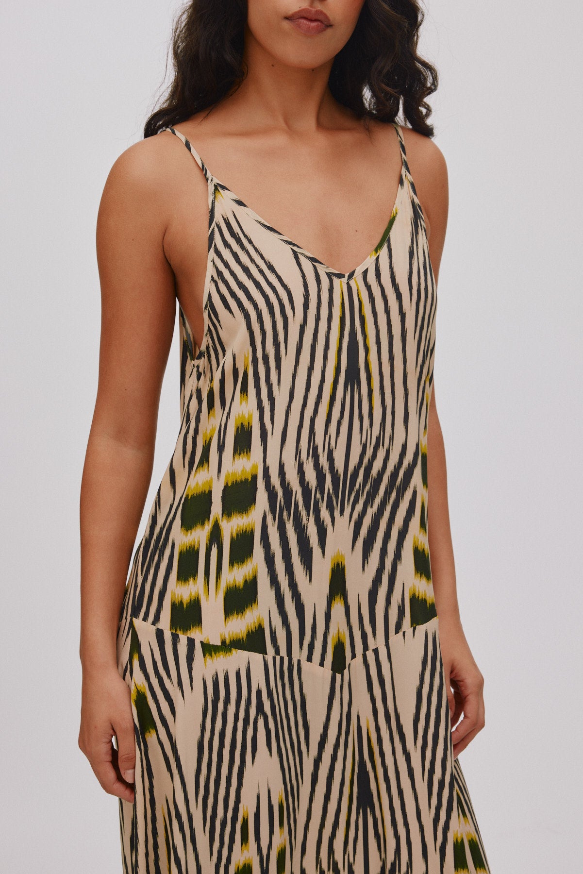 Annebeth - Ikat V-dress I Citrus black dark beige 5 - Rabens Saloner