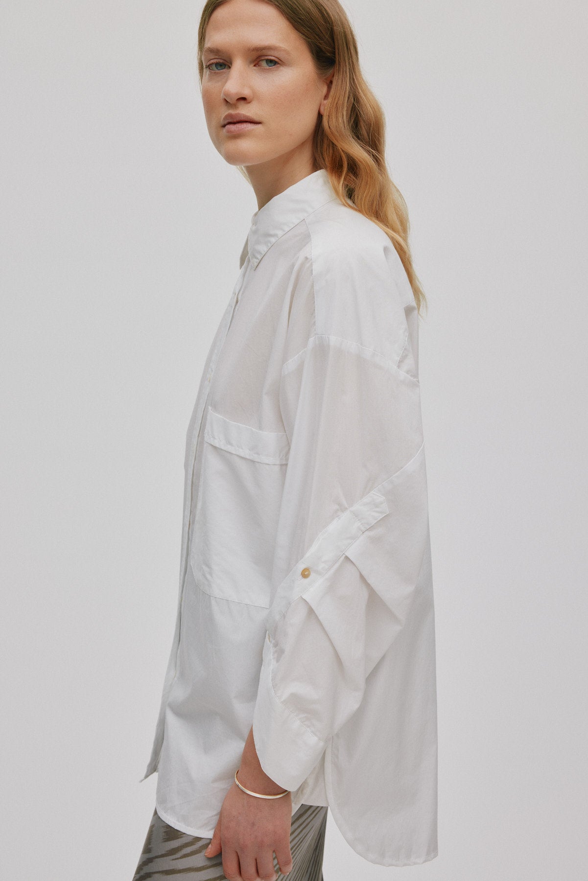 Susan - Poplin twist cuff OS shirt I White 2 - Rabens Saloner