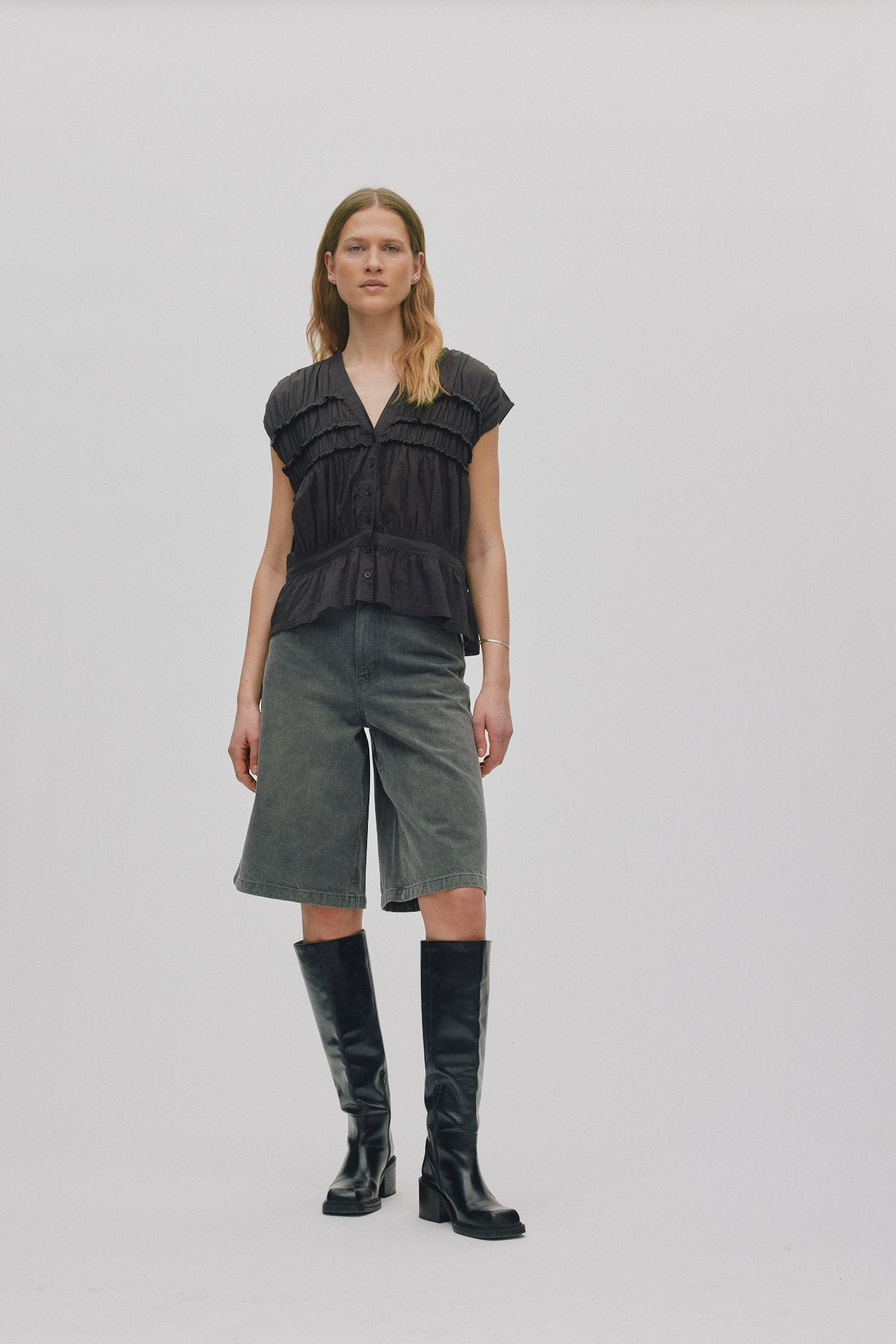 Elenor - Voile frill top I Liquorice 1 - Rabens Saloner