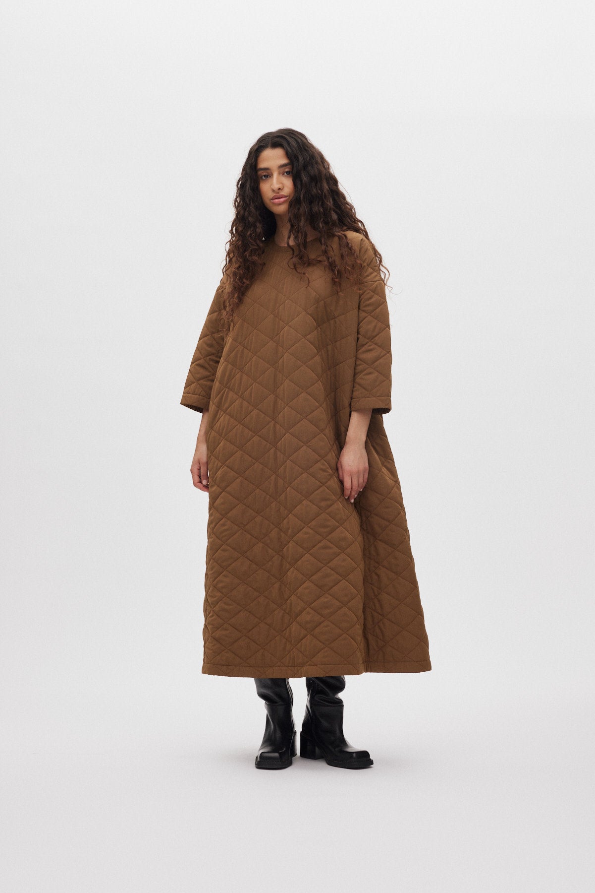 Pamala - Tech quilt dress I Chestnut 1 - Rabens Saloner
