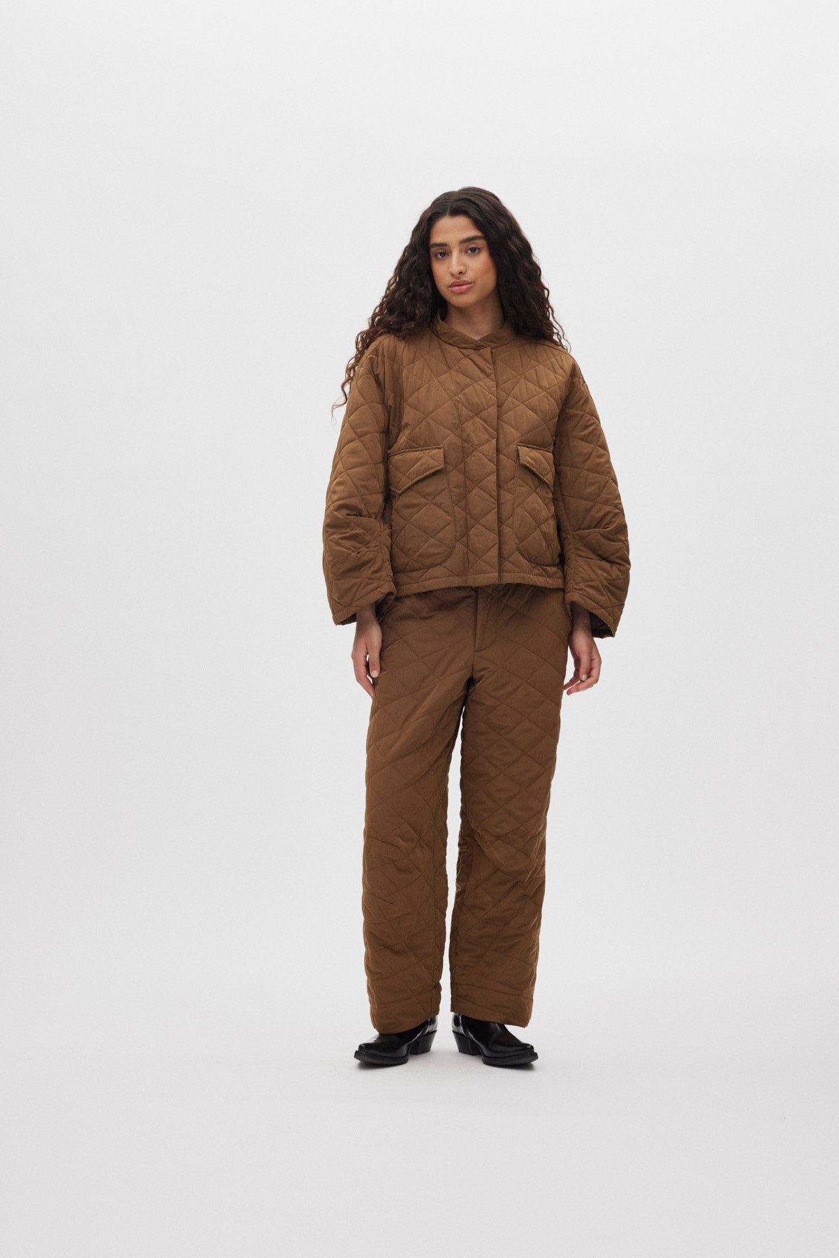 October - Tech quilt shaped pants I Chestnut 1 - Rabens Saloner