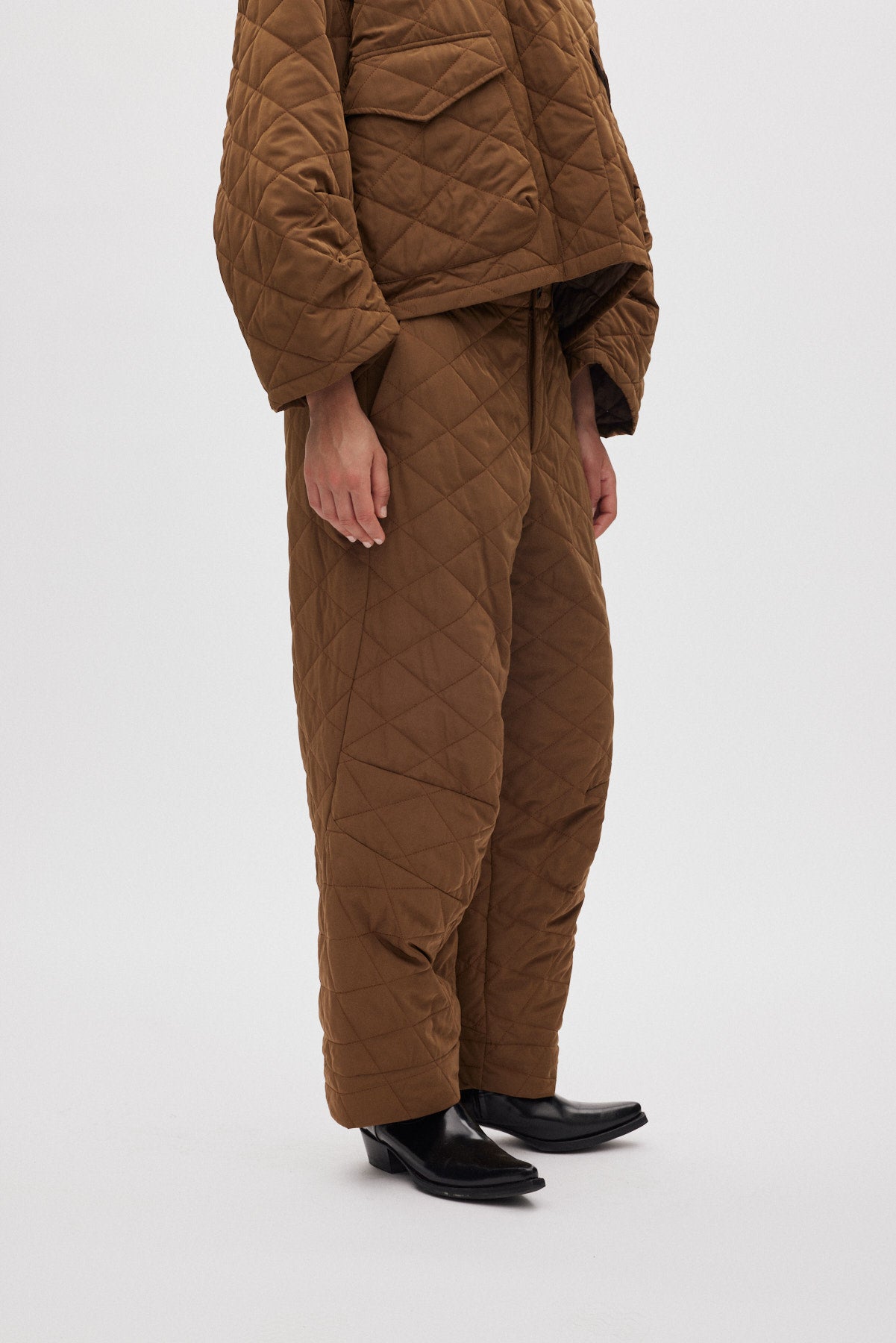 October - Tech quilt shaped pants I Chestnut 2 - Rabens Saloner