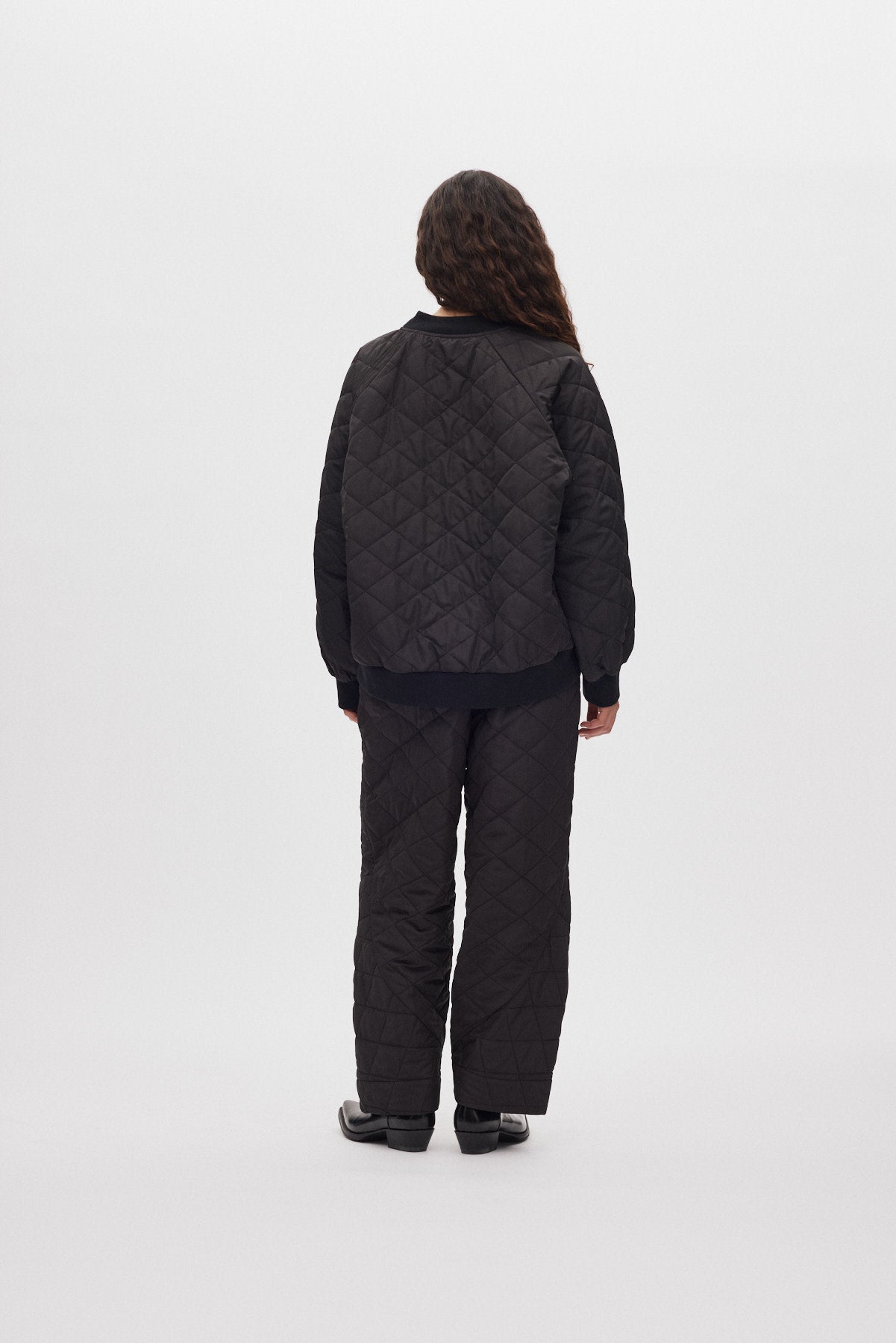 Padme - Tech quilt top I Black 3 - Rabens Saloner