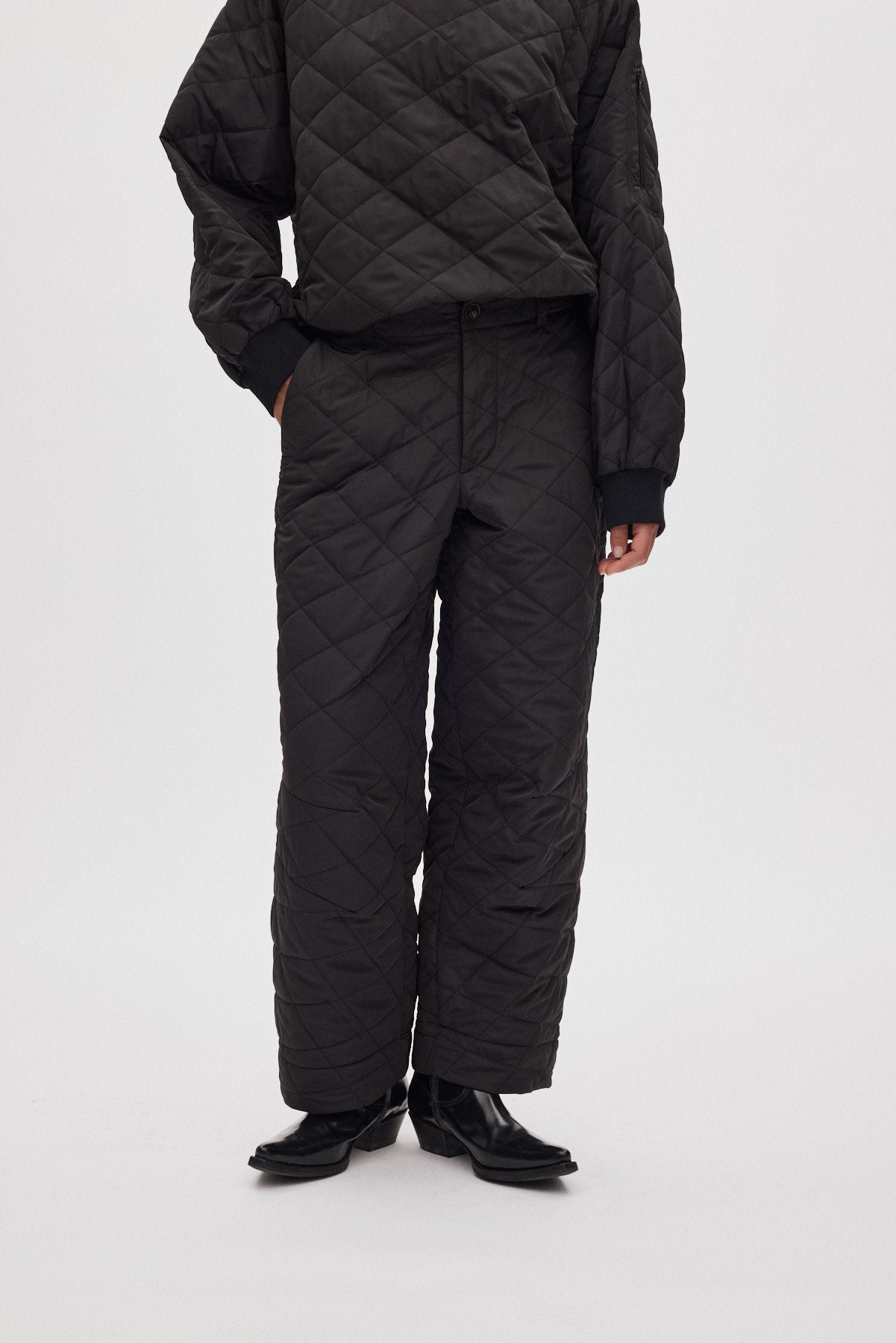 October - Tech quilt shaped pants I Black 2 - Rabens Saloner