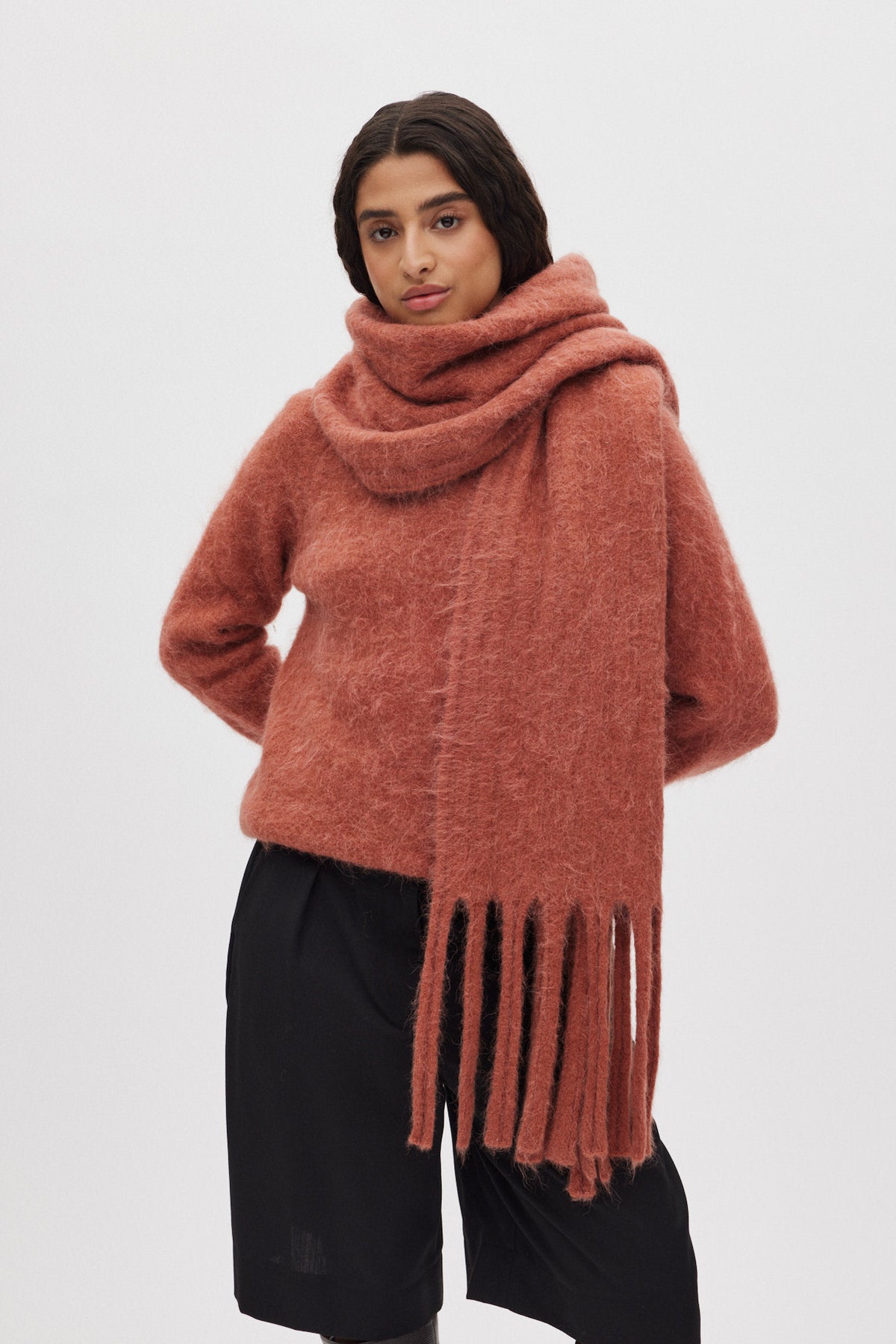 Emillia - Fluffy knit scarf I Redwood 1 - Rabens Saloner