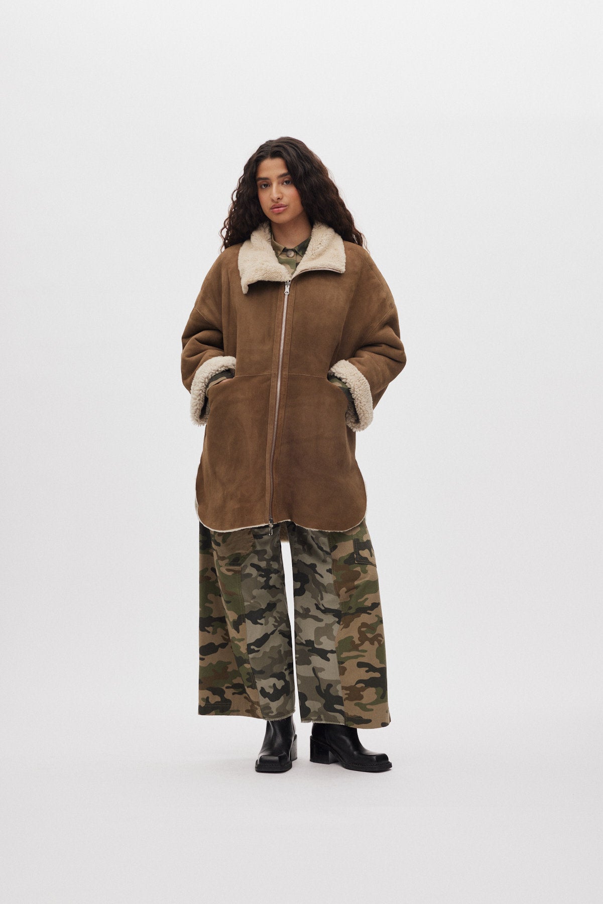 Ejsa - Shearling coat I Dark brown natural combo 1 - Rabens Saloner