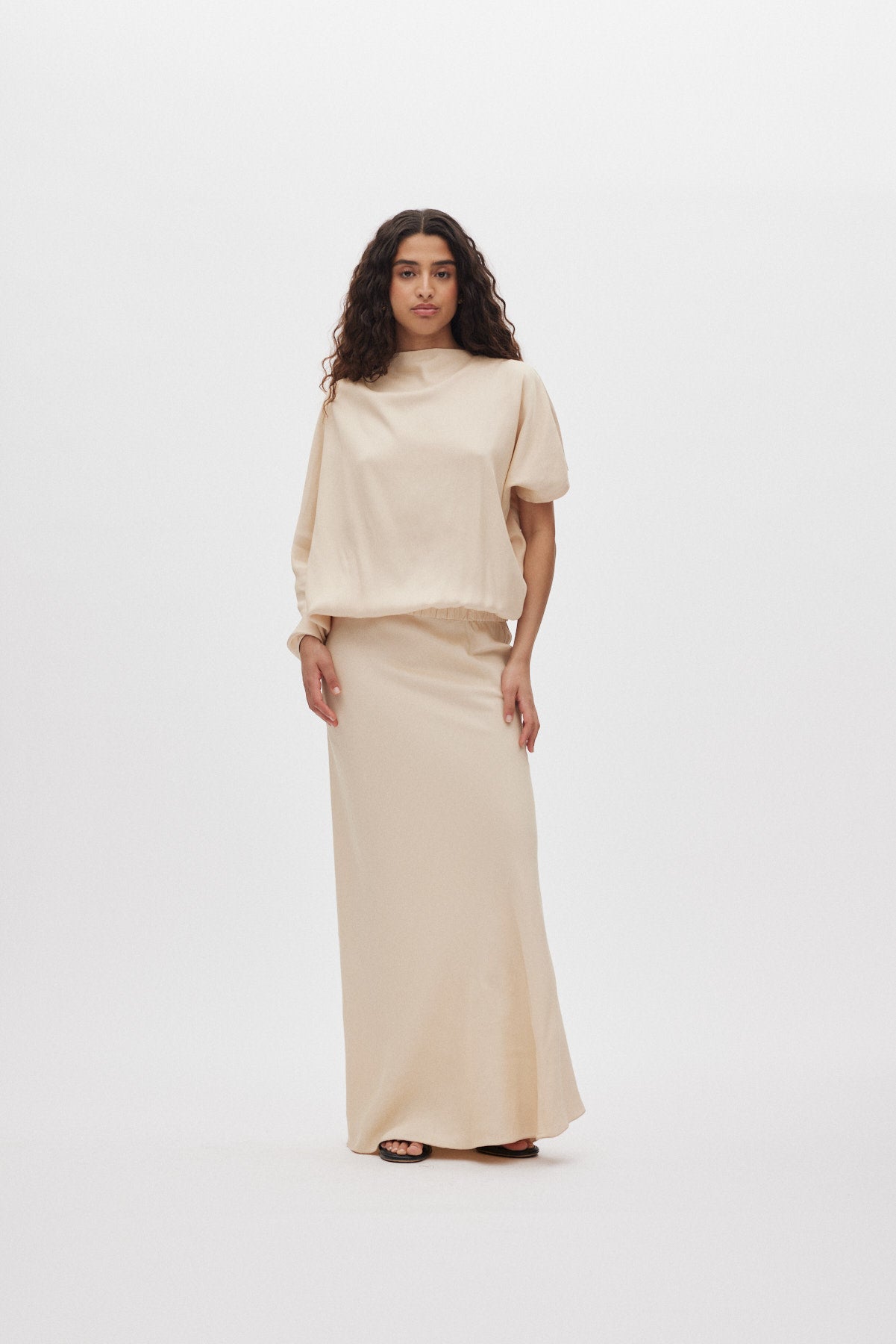 Mila - Ripple drape dress I Sand Dollar 1 - Rabens Saloner