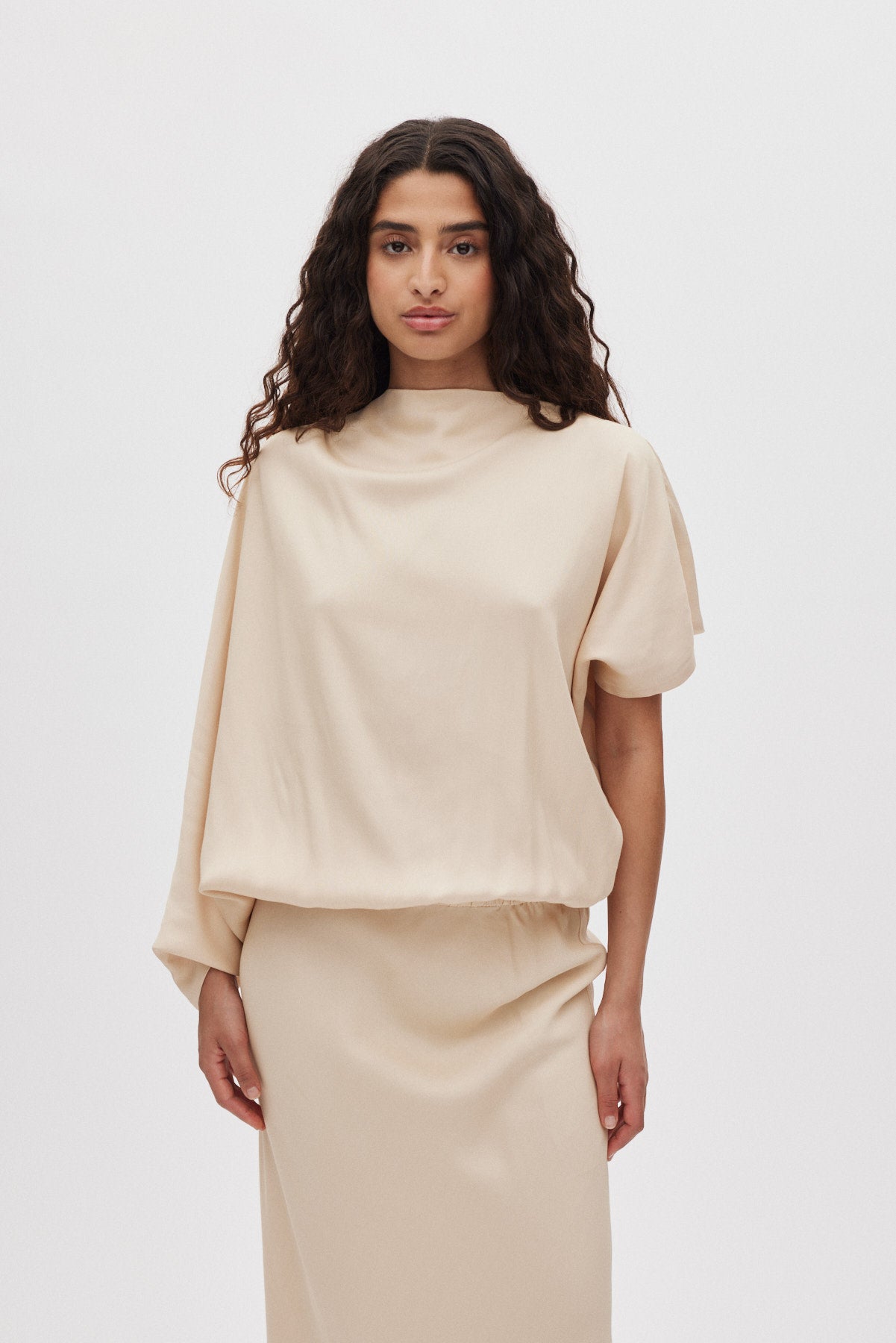 Mila - Ripple drape dress I Sand Dollar 2 - Rabens Saloner