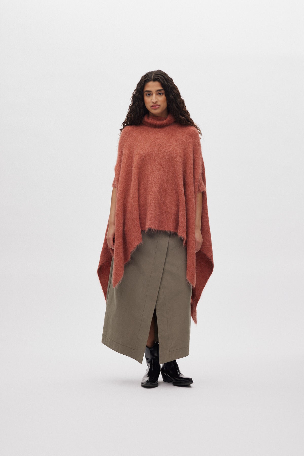Dede - Fluffy knit poncho I Redwood 1 - Rabens Saloner
