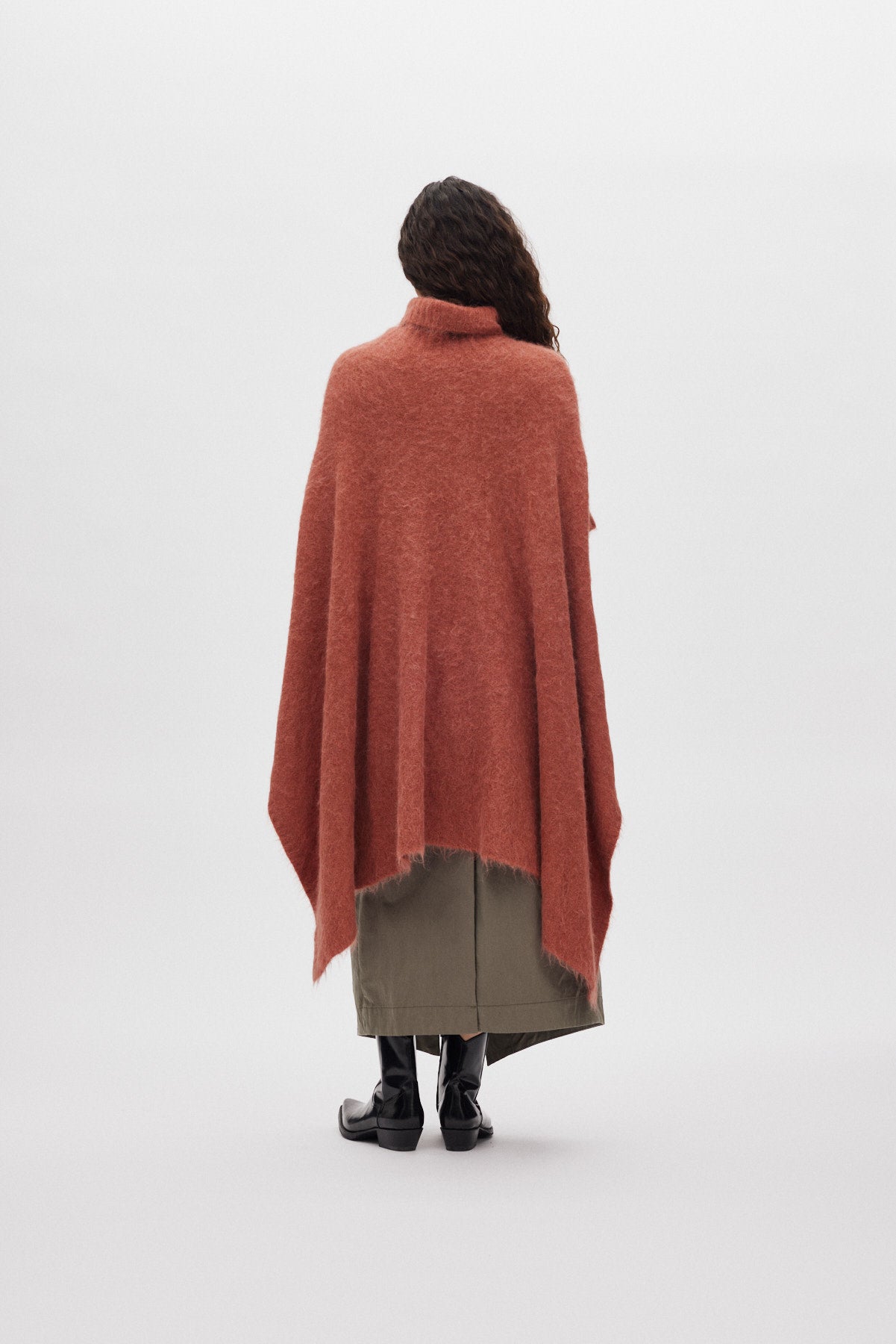 Dede - Fluffy knit poncho I Redwood 3 - Rabens Saloner