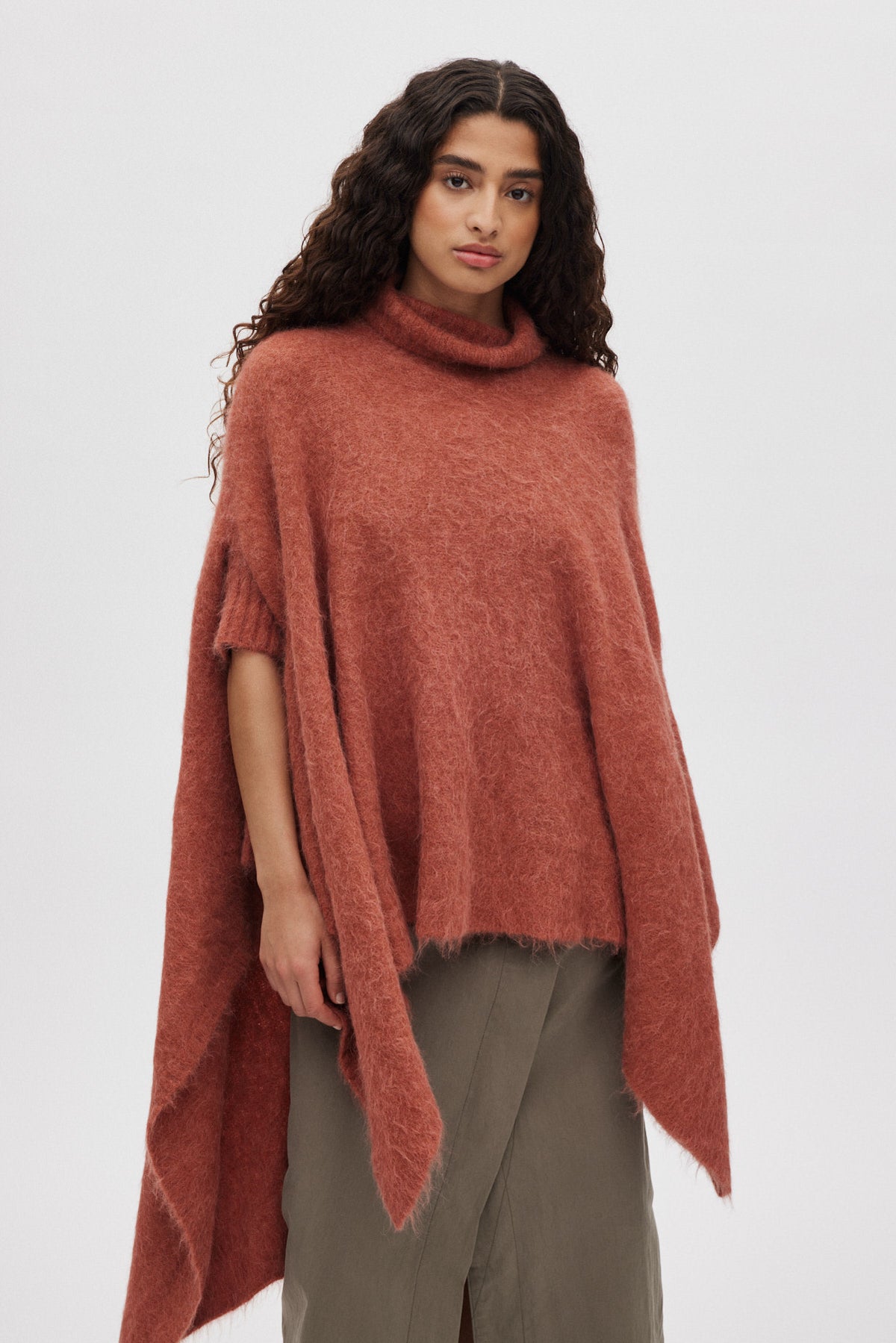 Dede - Fluffy knit poncho I Redwood 2 - Rabens Saloner