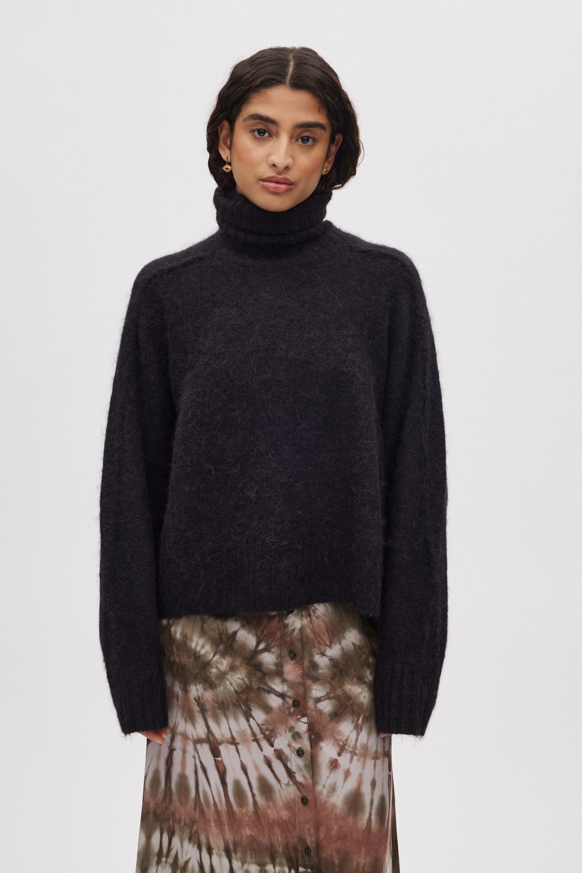 Mabeka - Fluffy knit funnel-neck sweater I Black 2 - Rabens Saloner