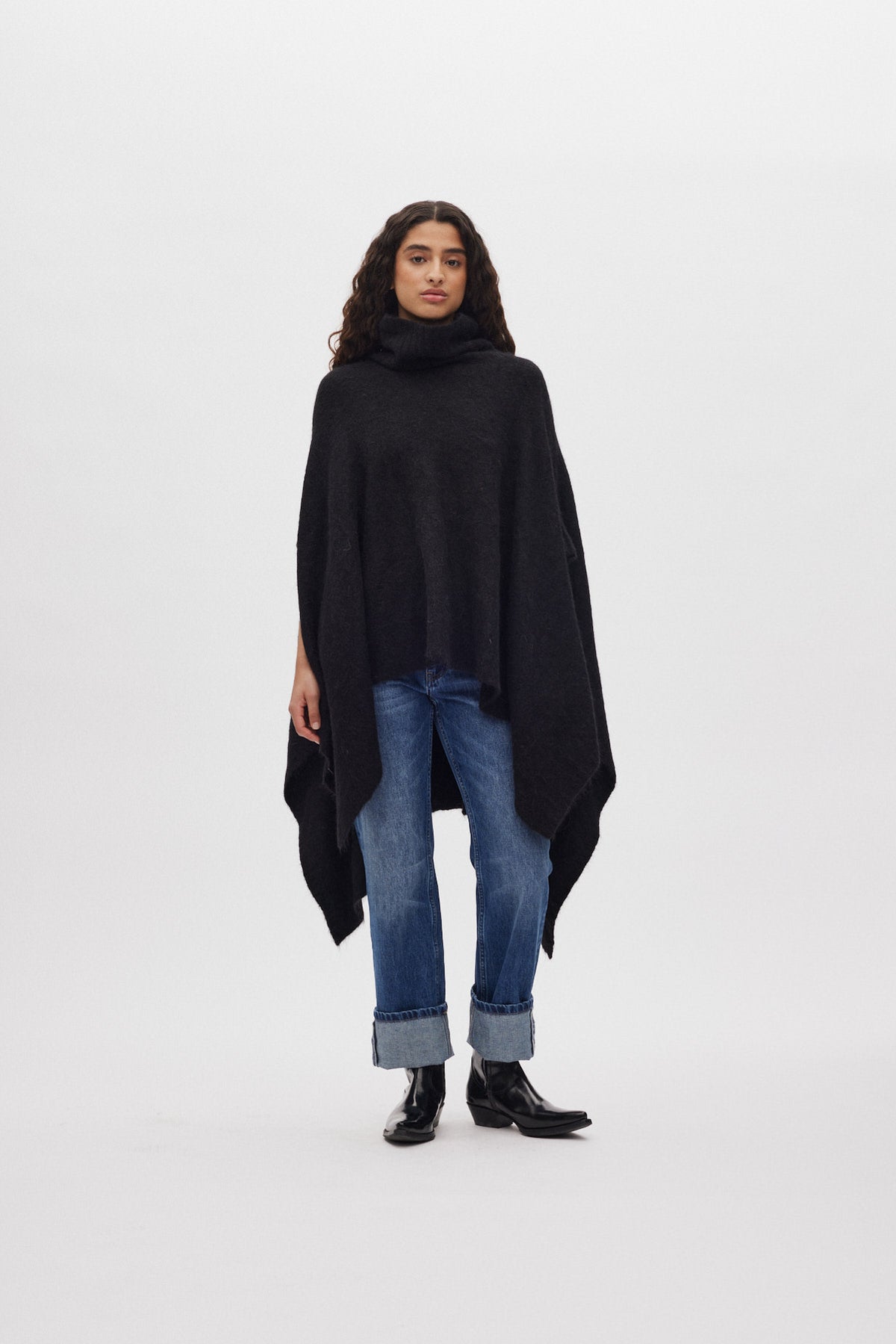 Dede - Fluffy knit poncho I Black 1 - Rabens Saloner