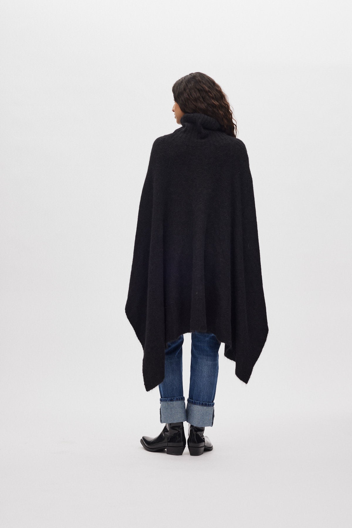 Dede - Fluffy knit poncho I Black 3 - Rabens Saloner