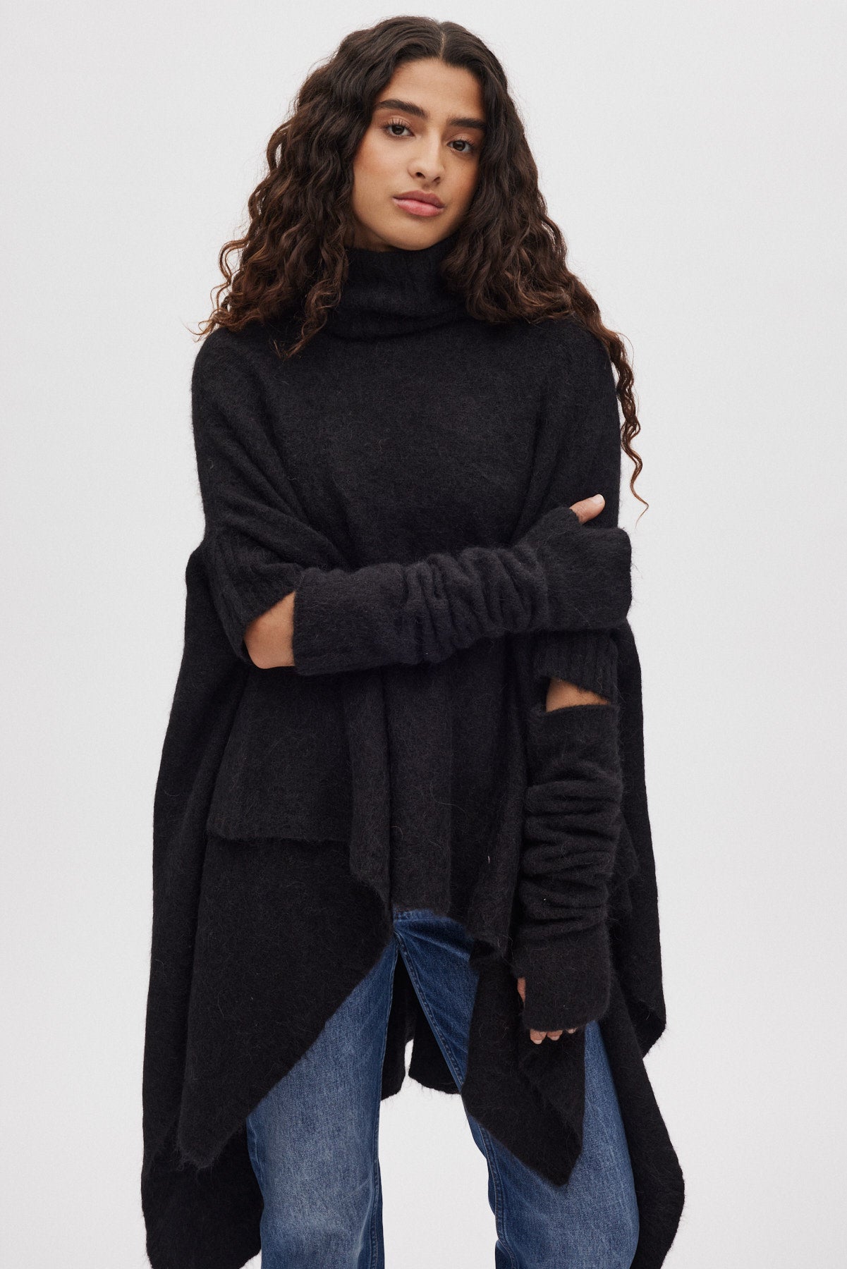 Dede - Fluffy knit poncho I Black 4 - Rabens Saloner
