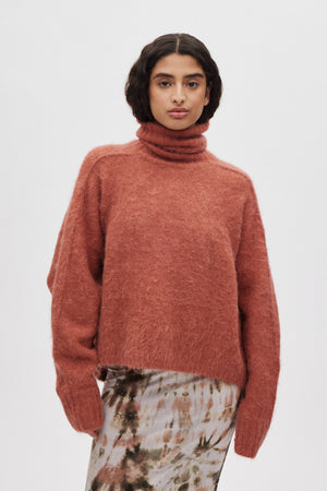 Mabeka - Fluffy knit funnel-neck sweater I Redwood 1 - Rabens Saloner
