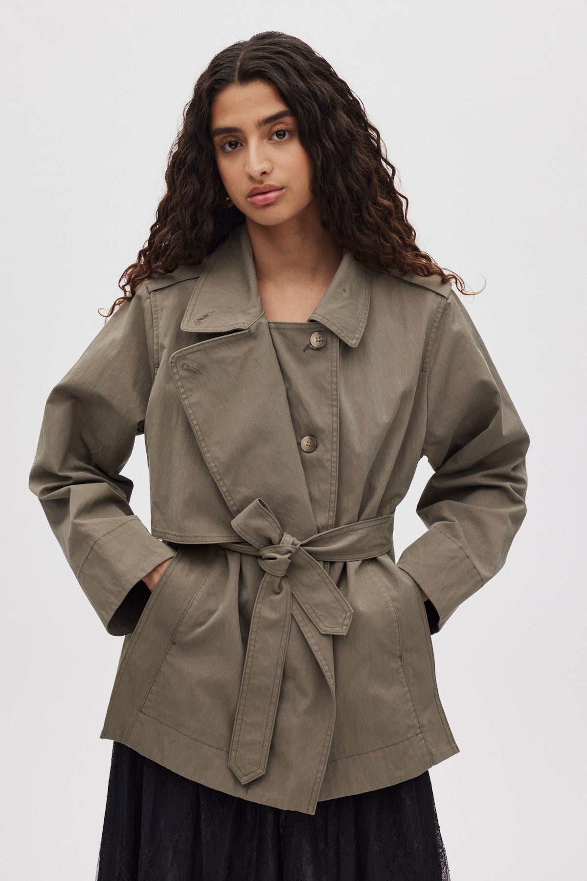 Nadira - Utility cropped trench jacket I Asphalt 1 - Rabens Saloner