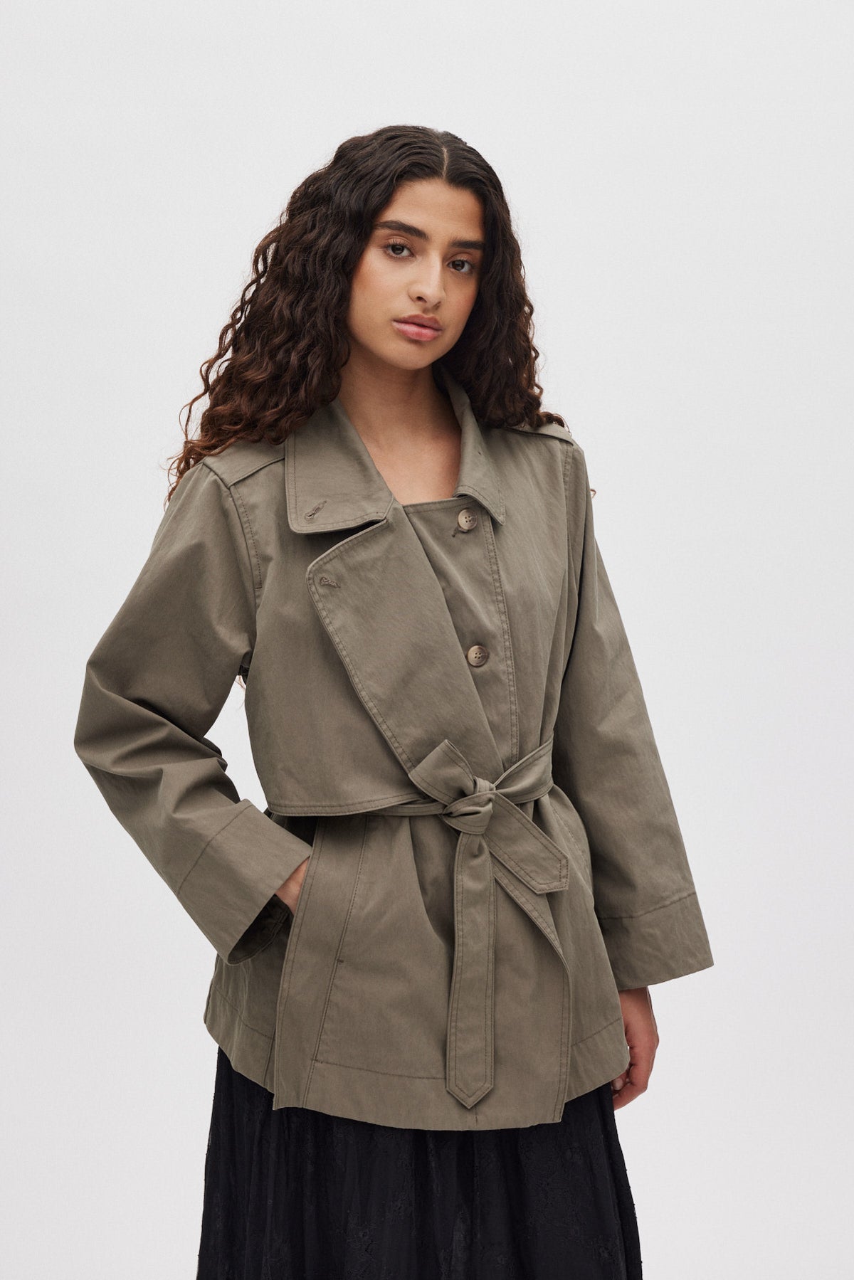 Nadira - Utility cropped trench jacket I Asphalt 3 - Rabens Saloner