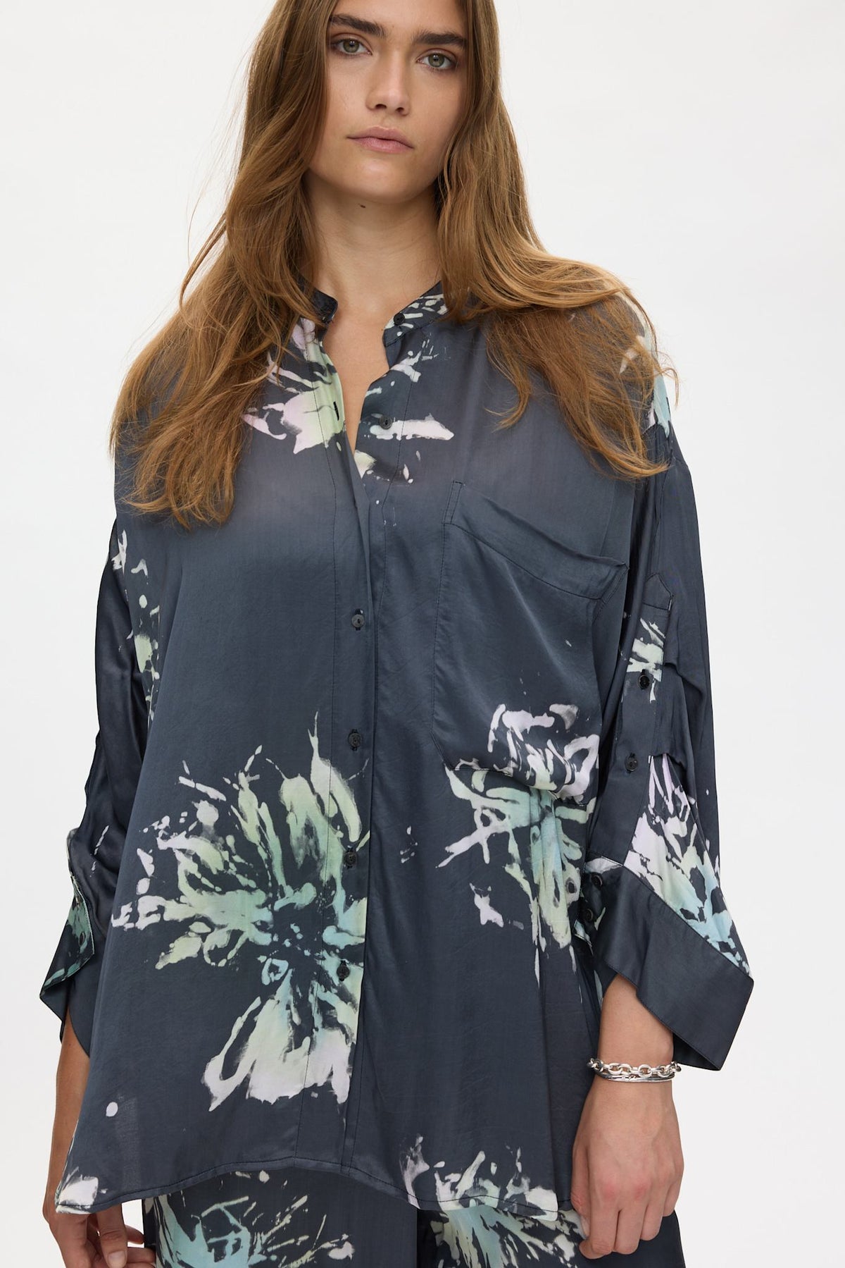 Bobbies short - Lumière oversize shirt I Iron grey 2 - Rabens Saloner