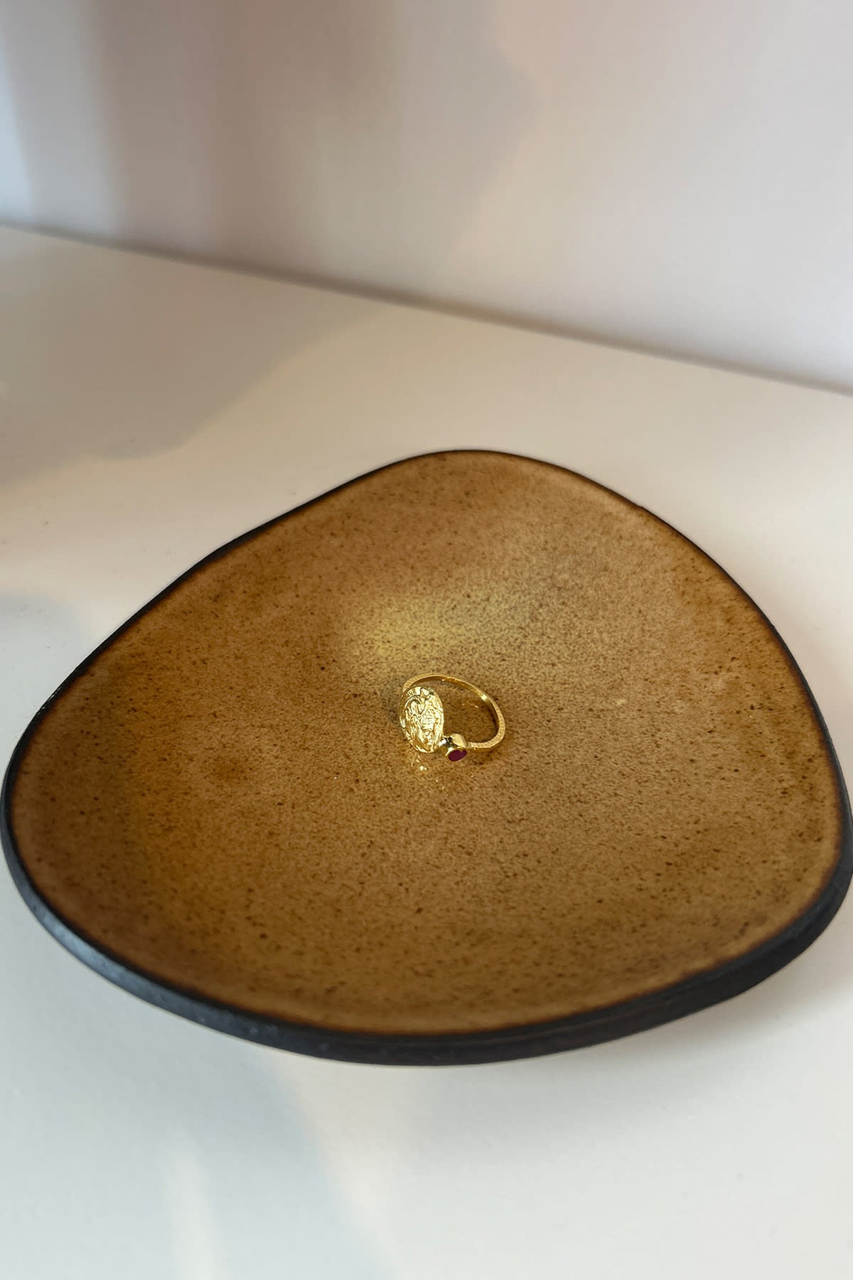 Coin Ring - Nafsu I Gold w/ Ruby Stone Gold w/ Ruby Stone 46 2 - Rabens Saloner