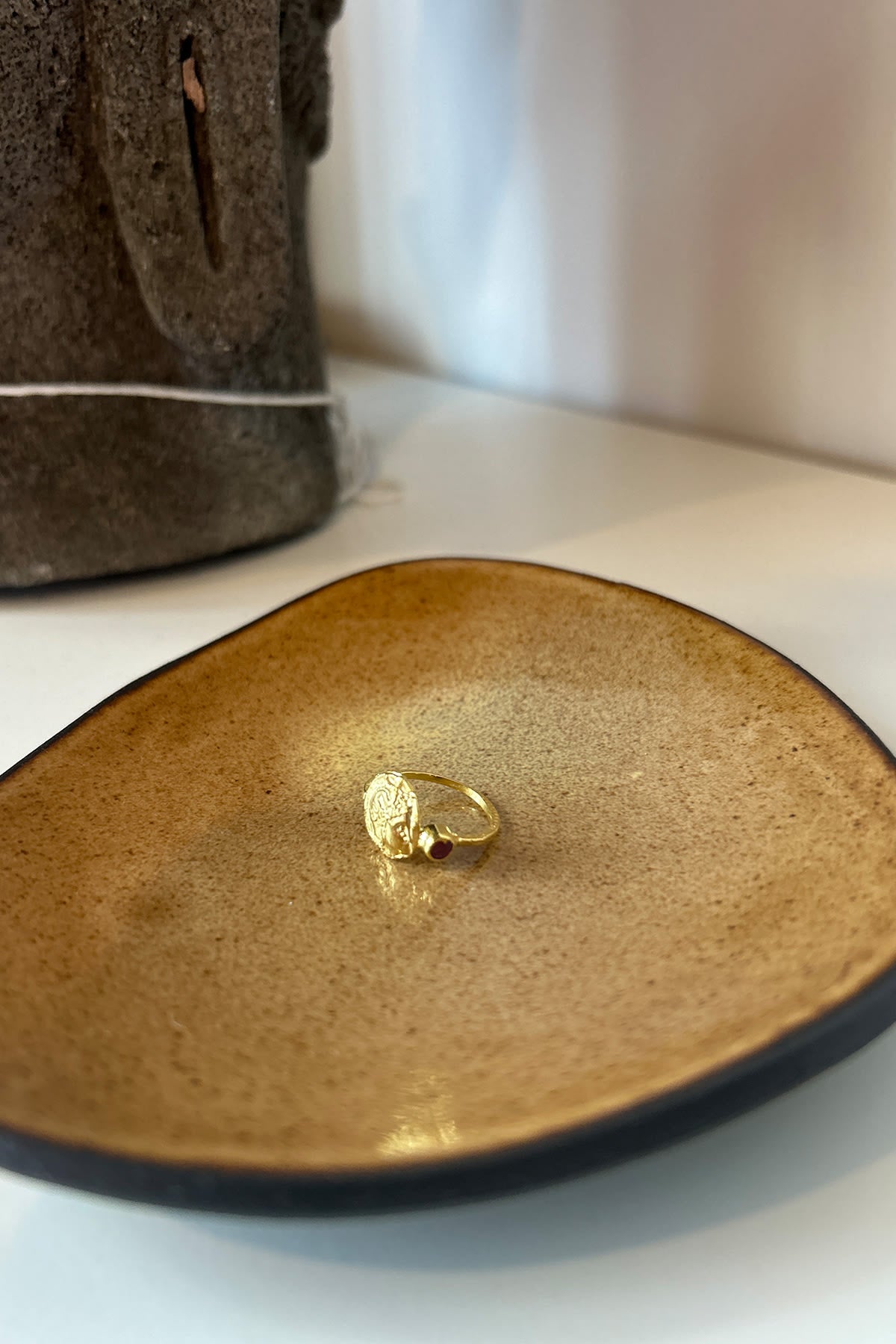 Coin Ring - Nafsu I Gold w/ Ruby Stone 1 - Rabens Saloner