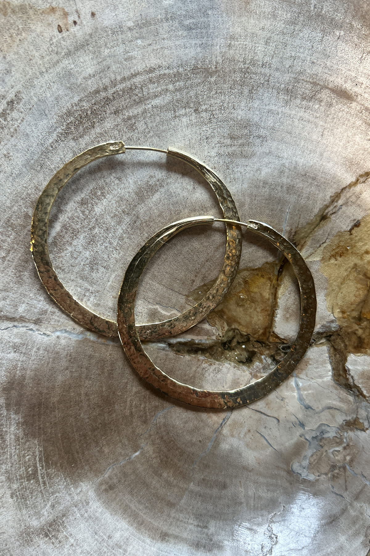 Gold Plated Hammered Hoop M - Nafsu I Gold Gold 1 - Rabens Saloner