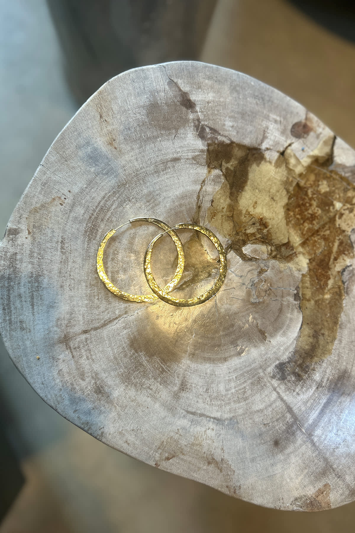 Gold Plated Hammered Hoop M - Nafsu I Gold 2 - Rabens Saloner