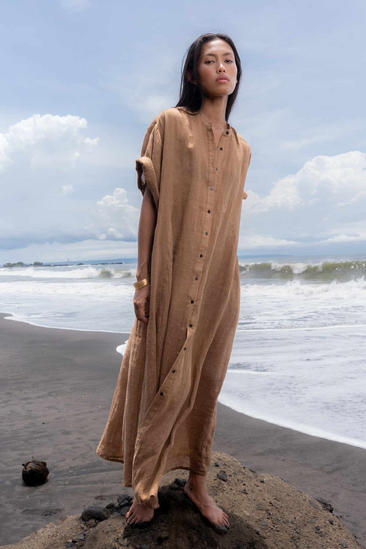 Susi - PRE-ORDER I Crinkled long kaftan I Walnut 4 - Rabens Saloner