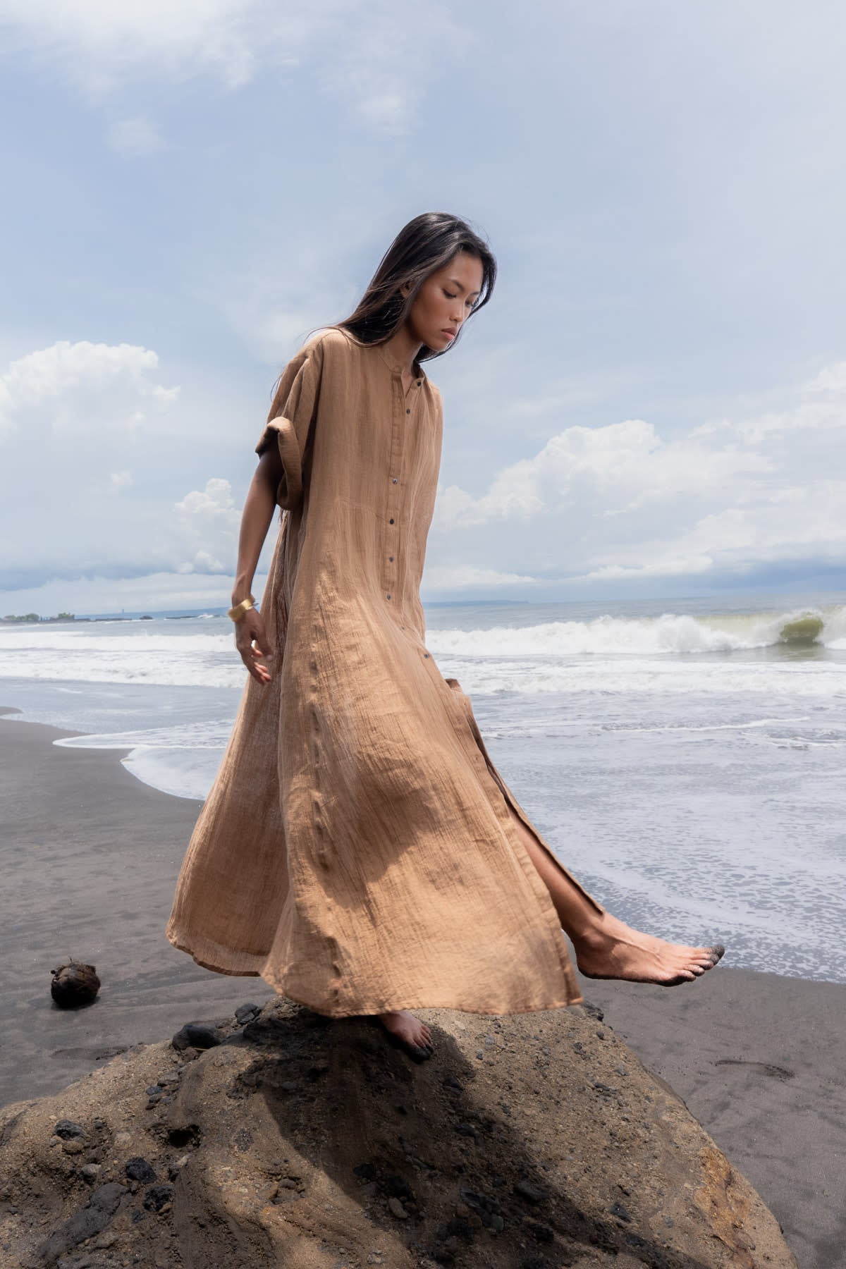 Susi - PRE-ORDER I Crinkled long kaftan I Walnut 5 - Rabens Saloner