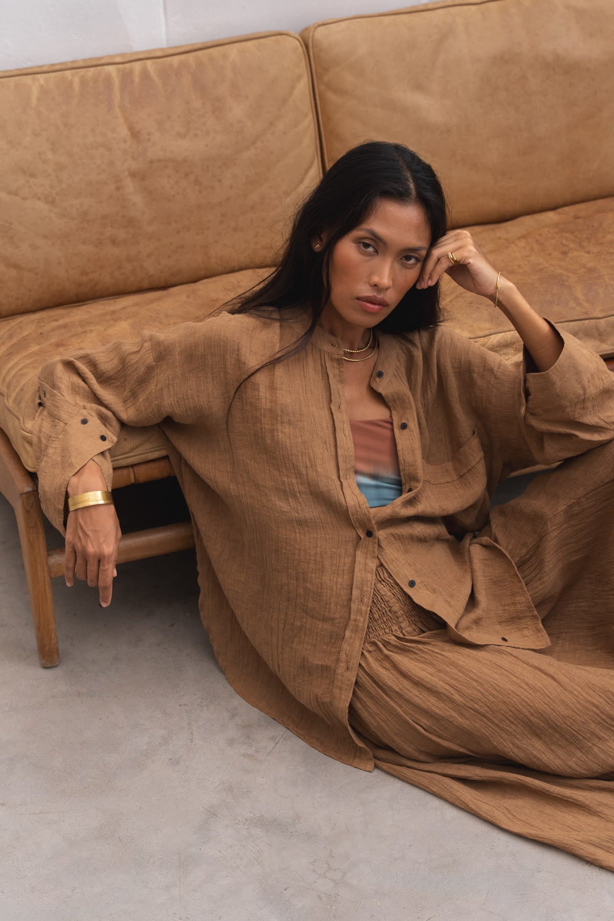 Bobbies - PRE-ORDER I Crinkled oversize shirt I Walnut 3 - Rabens Saloner