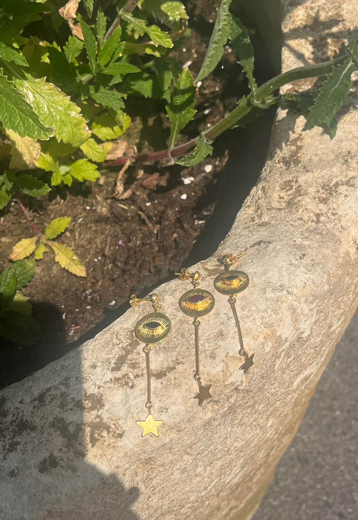 Nafsu - Long Gold plated eye earstick w/star pendant I Red ruby 3 - Rabens Saloner