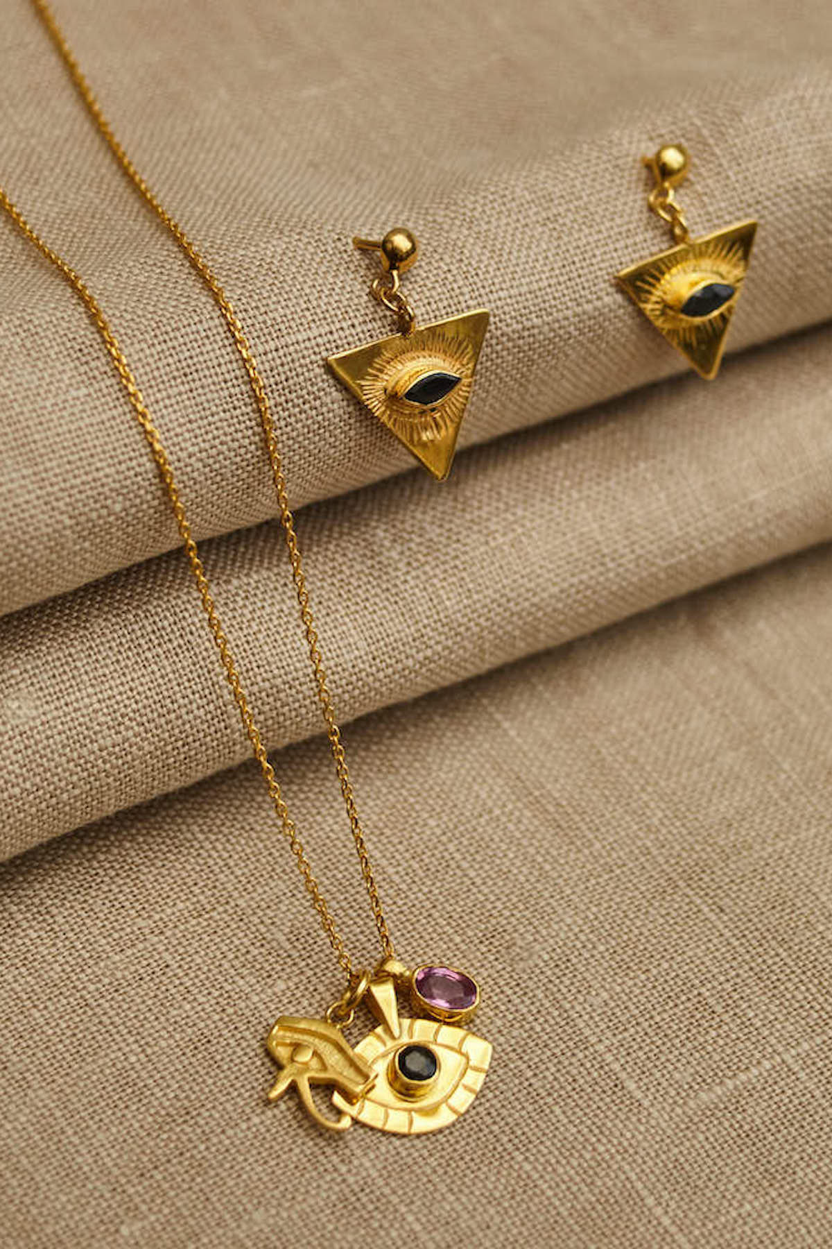 Nafsu - Earstick w/ Triangle Eye Pendant I Red Ruby 3 - Rabens Saloner