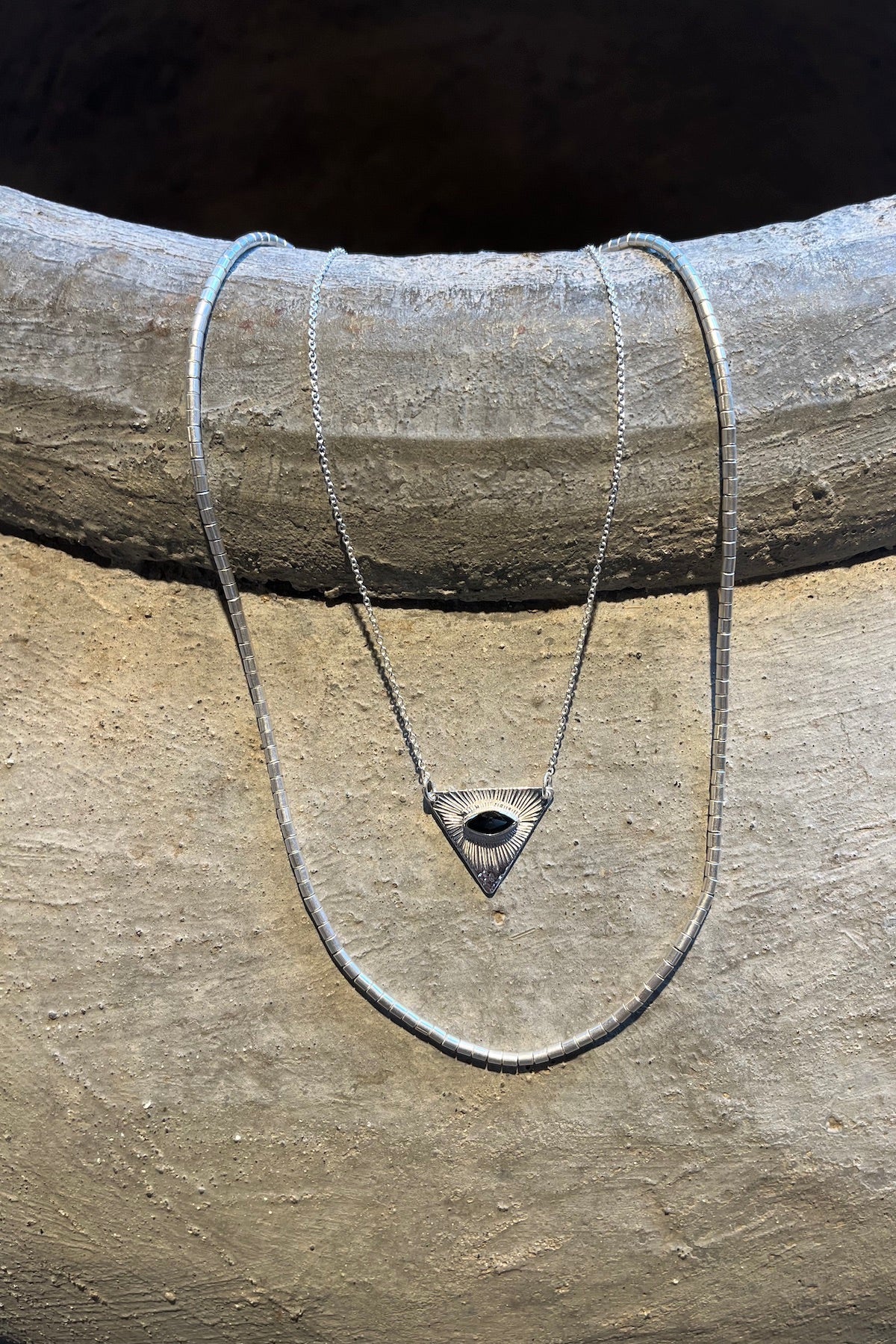 Chain w/ Triangle Eye Pendant - Nafsu I Silver    2 - Rabens Saloner
