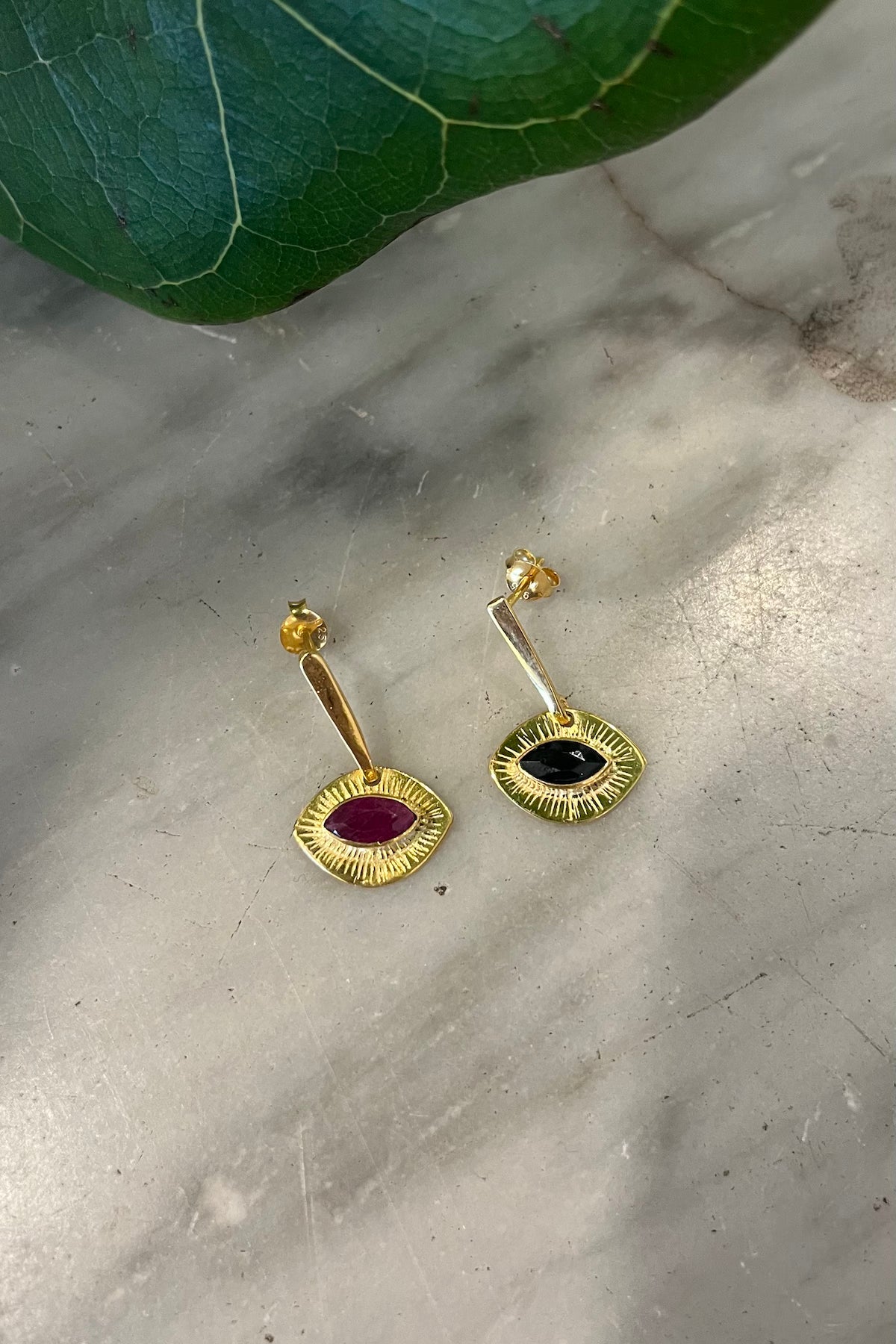 Nafsu - Gold plated earstick w/eye pendant I Black Sapphire    2 - Rabens Saloner