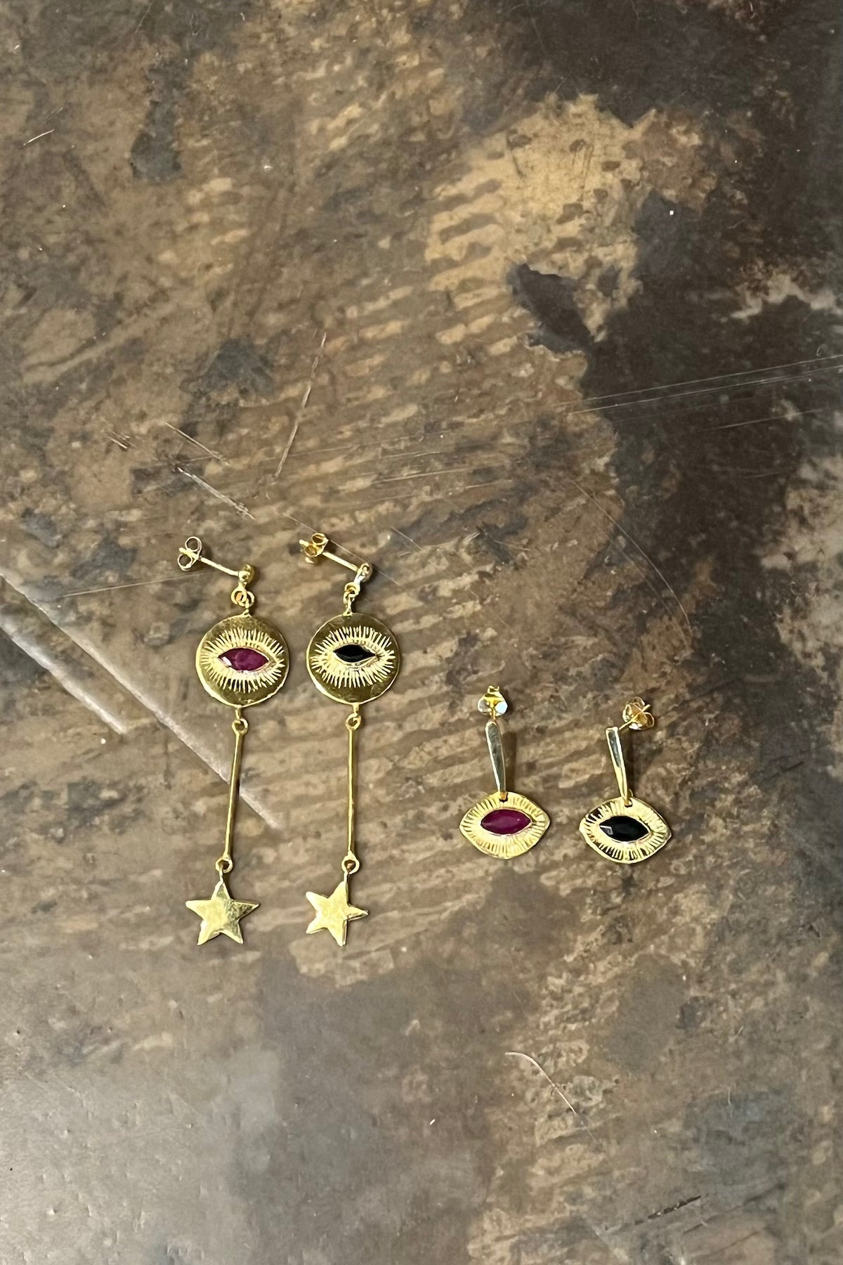 Nafsu - Long Gold plated eye earstick w/star pendant I Red ruby    4 - Rabens Saloner