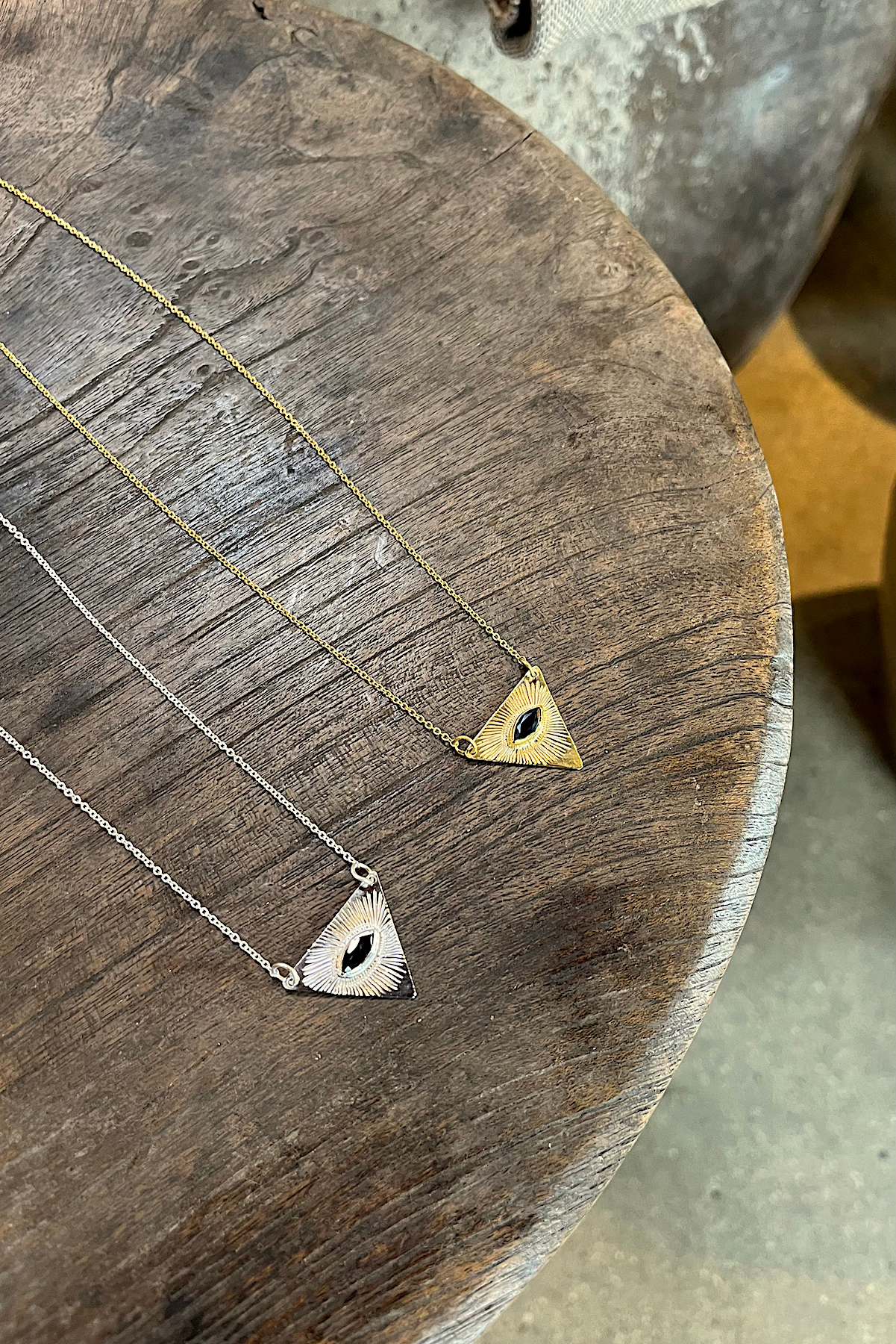 Nafsu - Gold plated chain w/ Triangle Eye Pendant I Black Sapphire 5 - Rabens Saloner