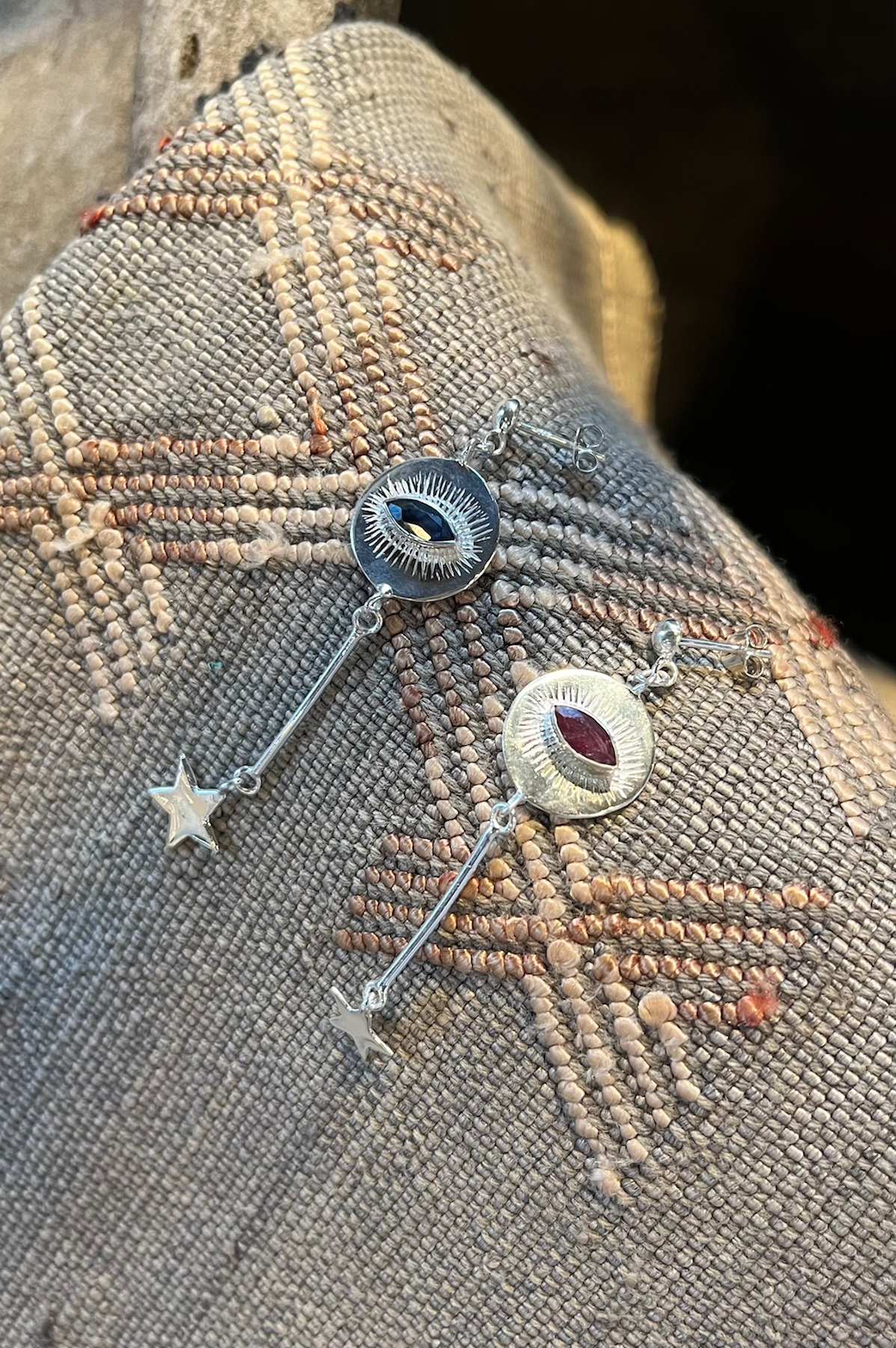 Nafsu - Long Silver eye earstick w/star pendant I Black Sapphire 4 - Rabens Saloner