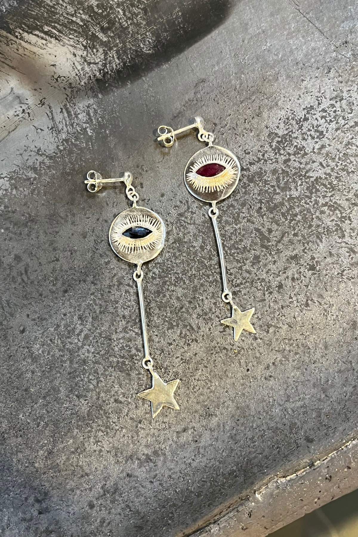 Nafsu - Long Silver eye earstick w/star pendant I Black Sapphire 2 - Rabens Saloner